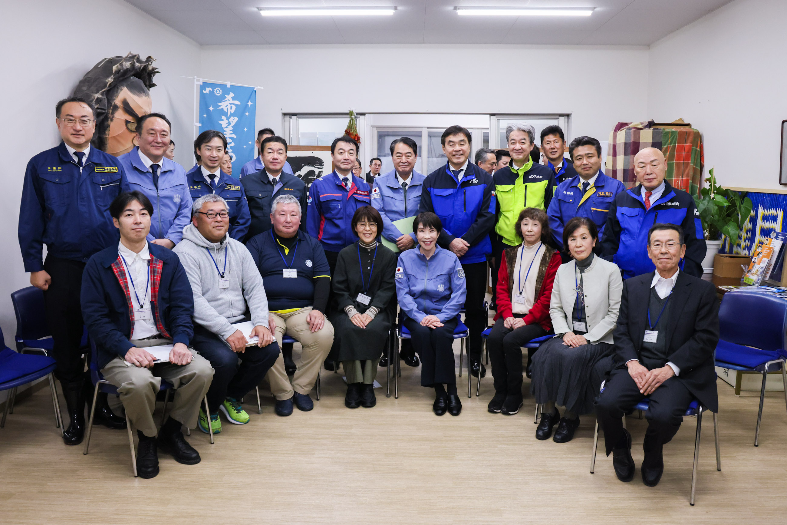 Prime Minister Takaichi visiting the Anamizu Smile Marche (7)