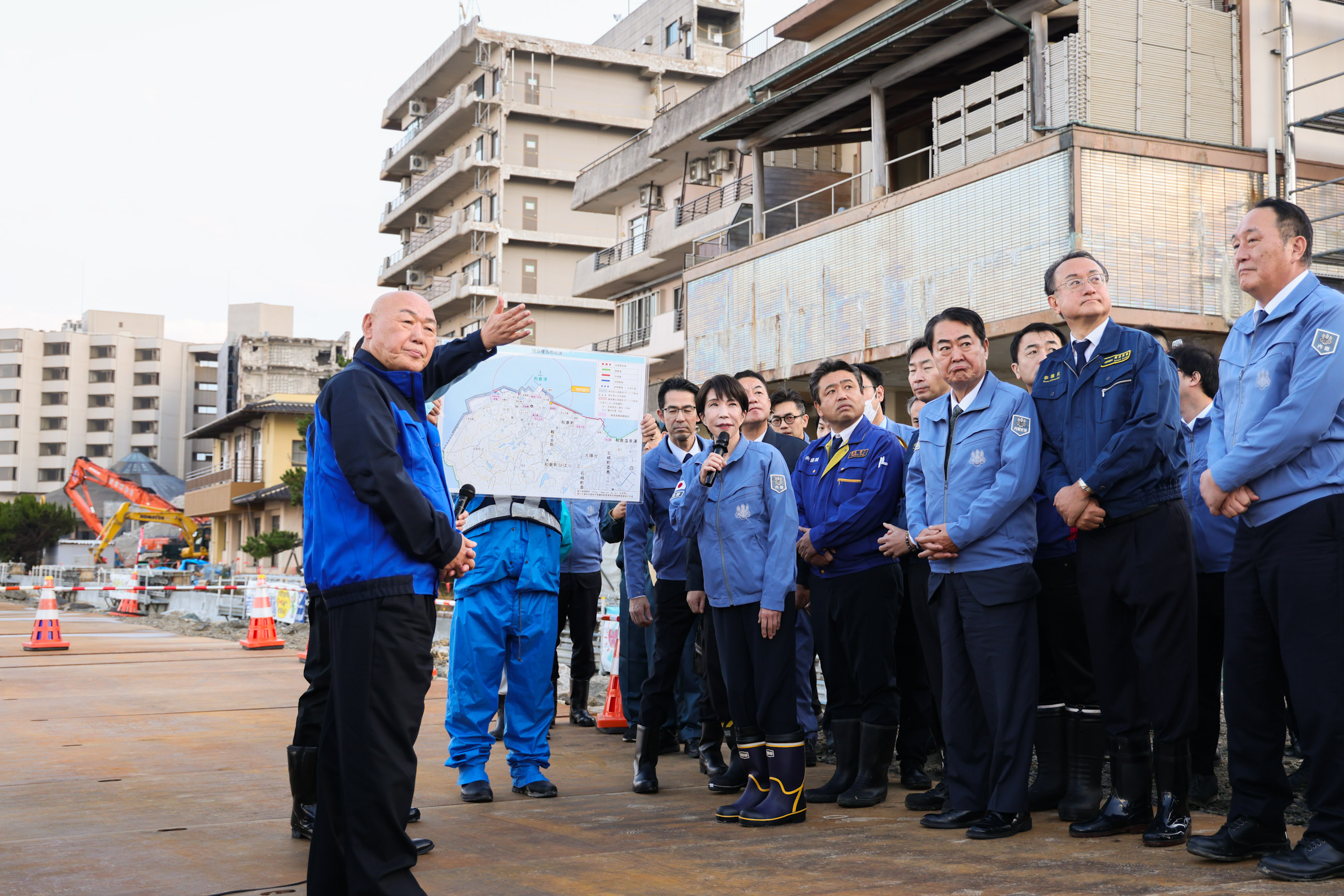 Prime Minister Takaichi visiting the Wakura Onsen area (3)
