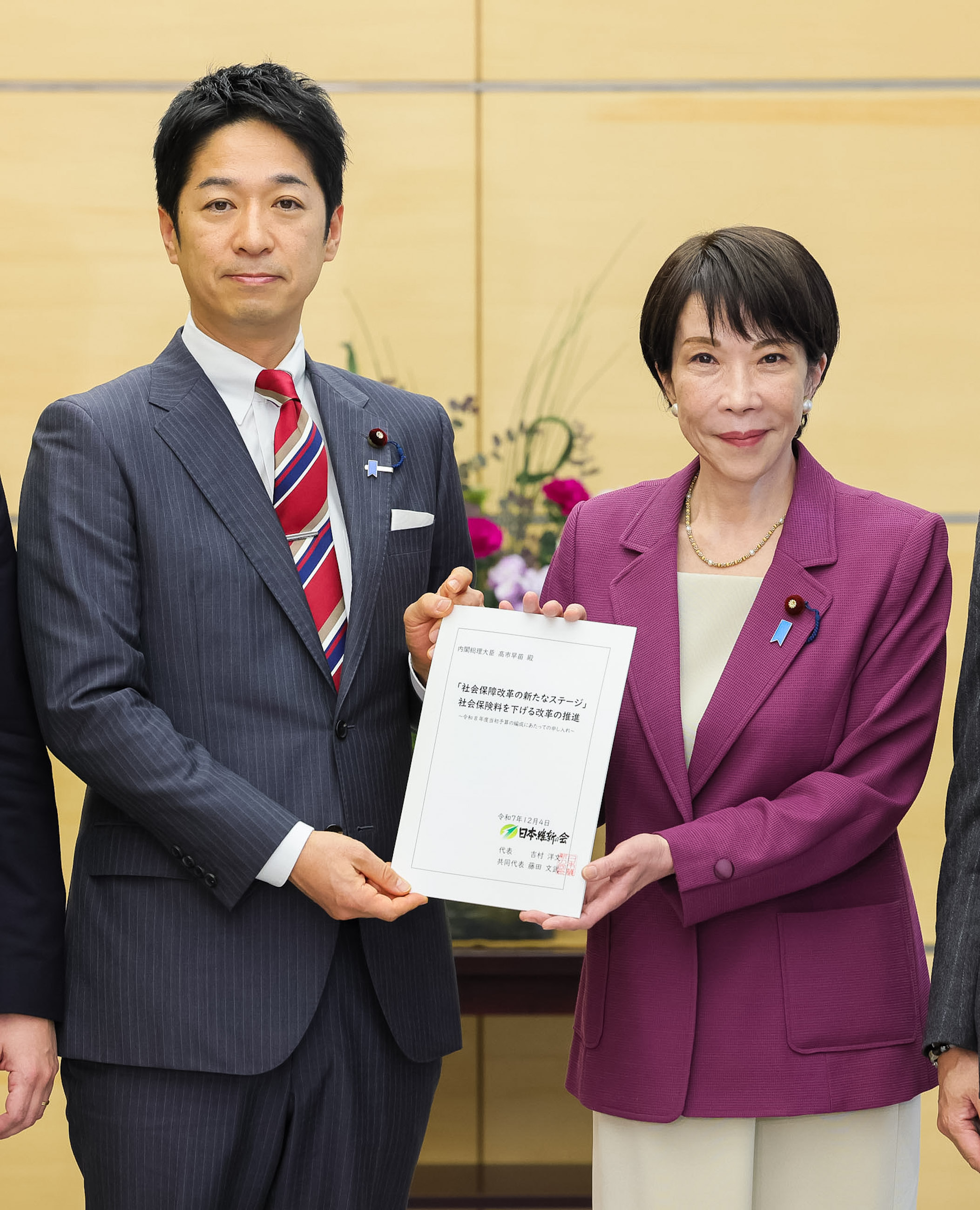 Prime Minister Takaichi receiving a proposal (2)