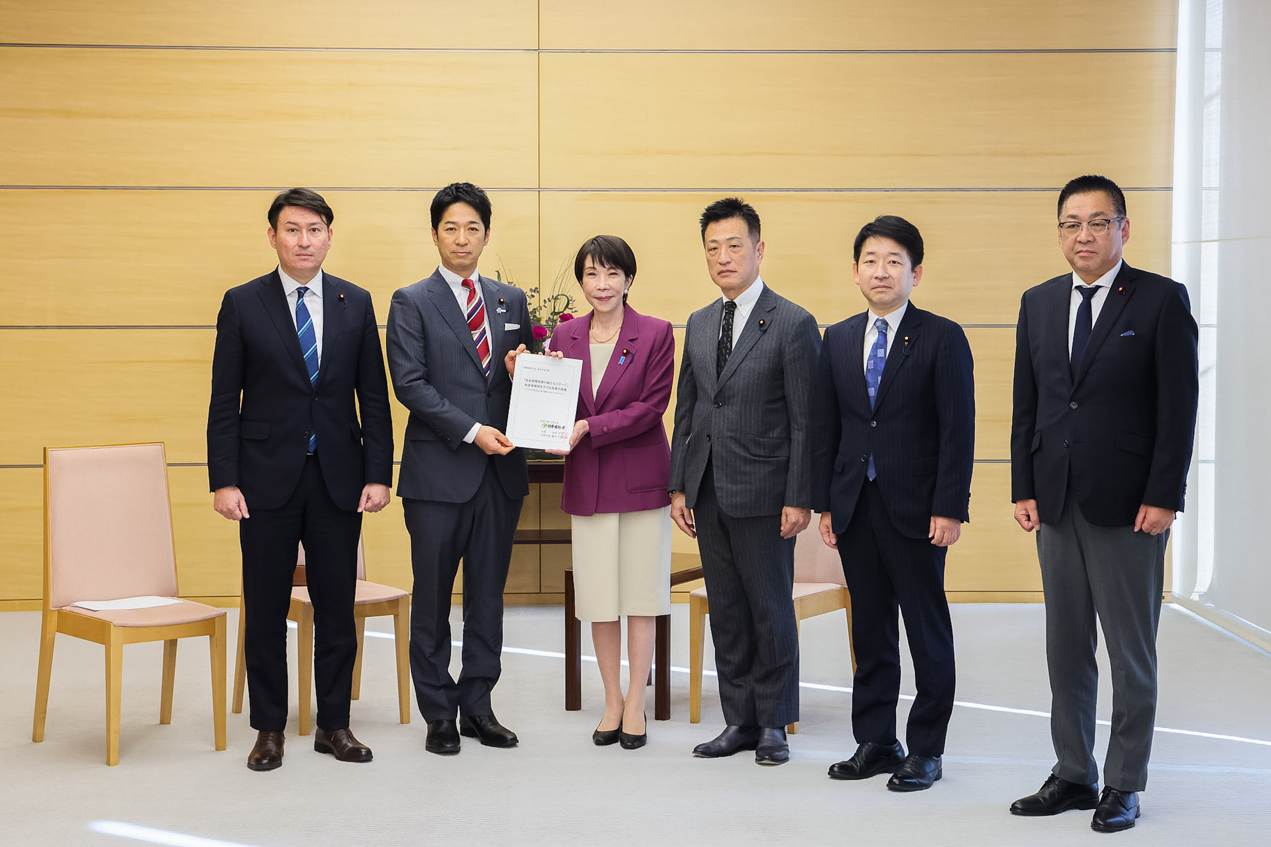 Prime Minister Takaichi receiving a proposal (1)