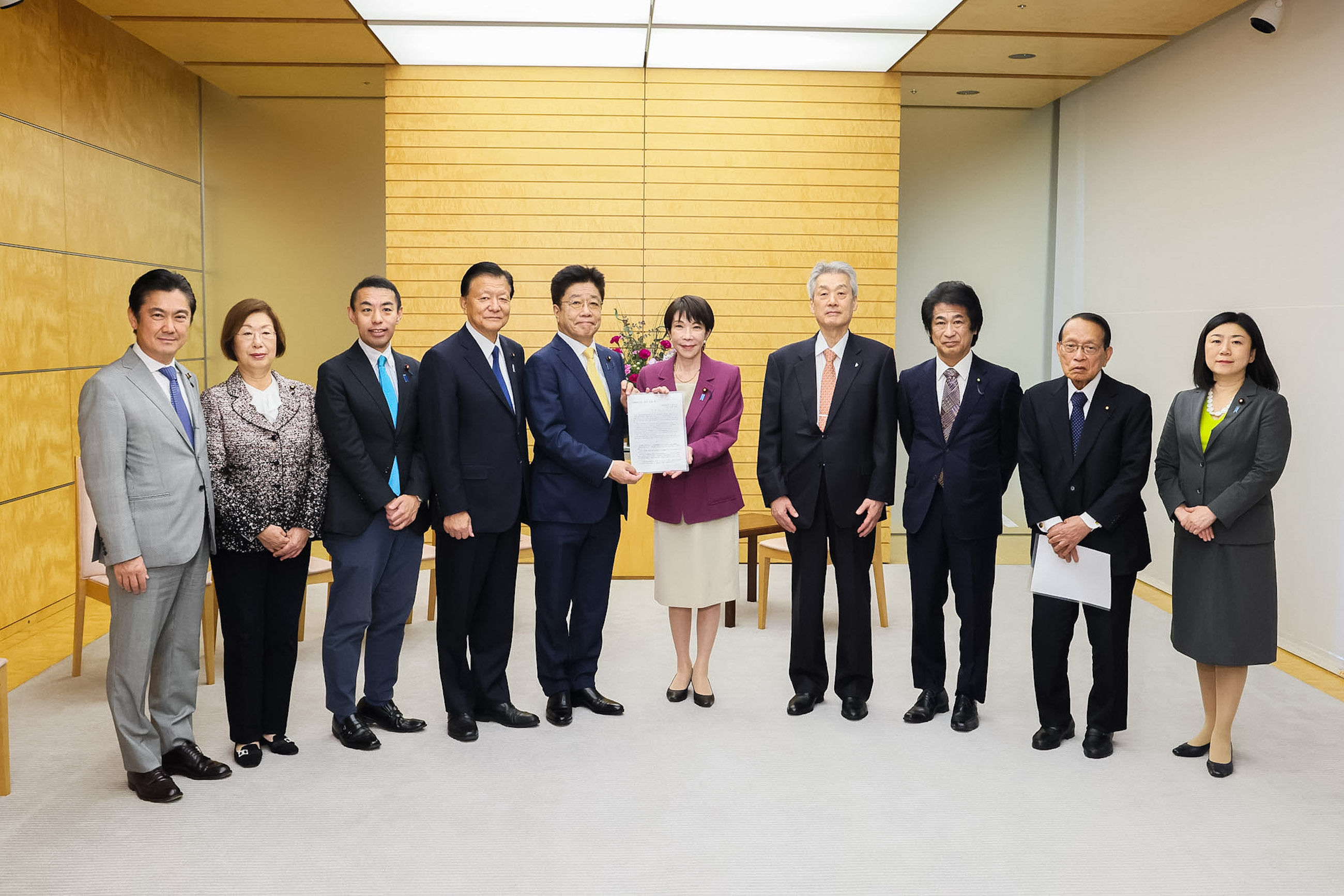 Prime Minister Takaichi receiving a proposal (1)