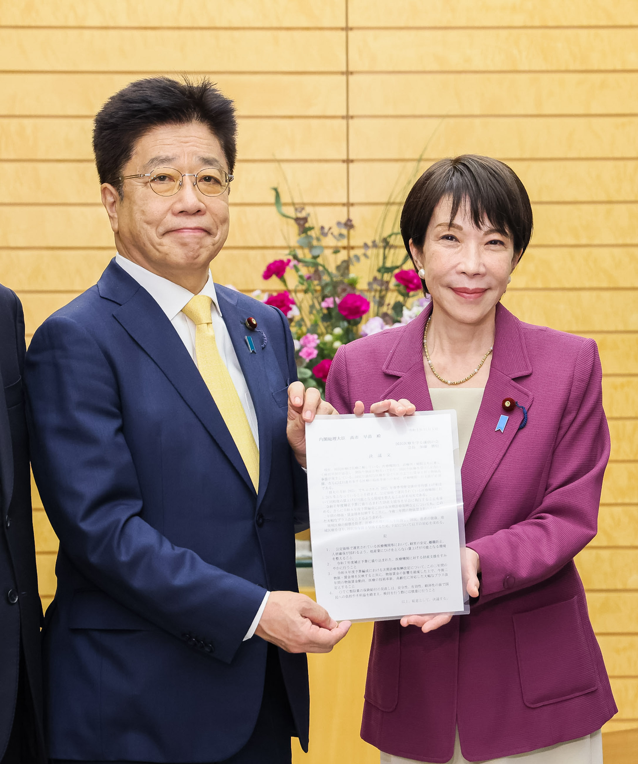 Prime Minister Takaichi receiving a proposal (2)