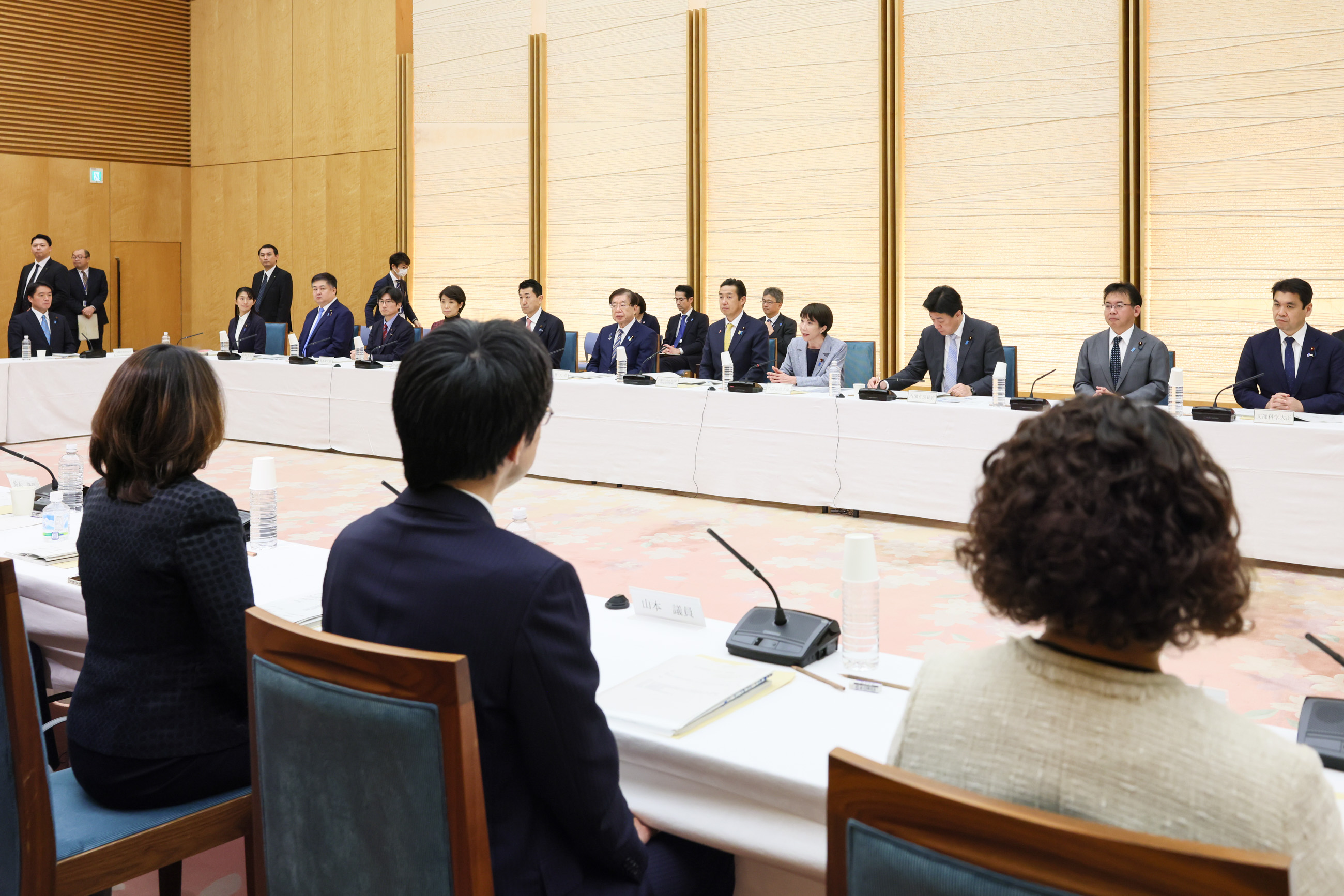 Prime Minister Takaichi wrapping up the meeting (5)