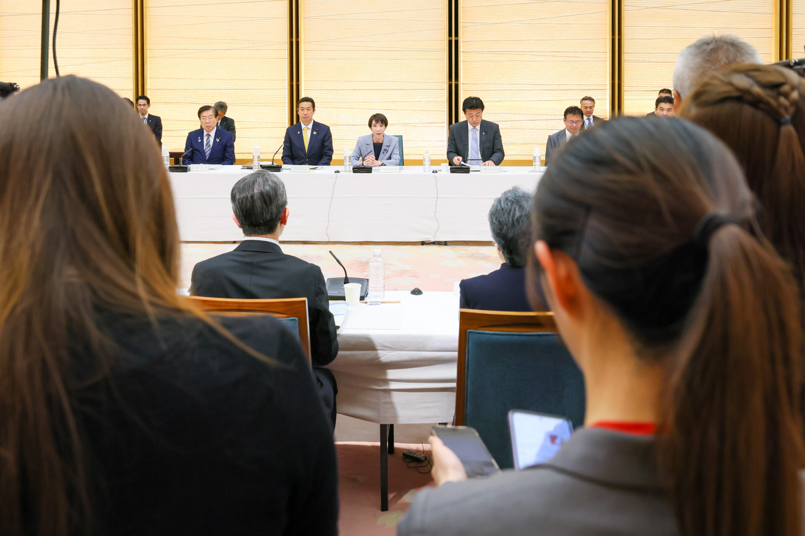 Prime Minister Takaichi wrapping up the meeting (6)