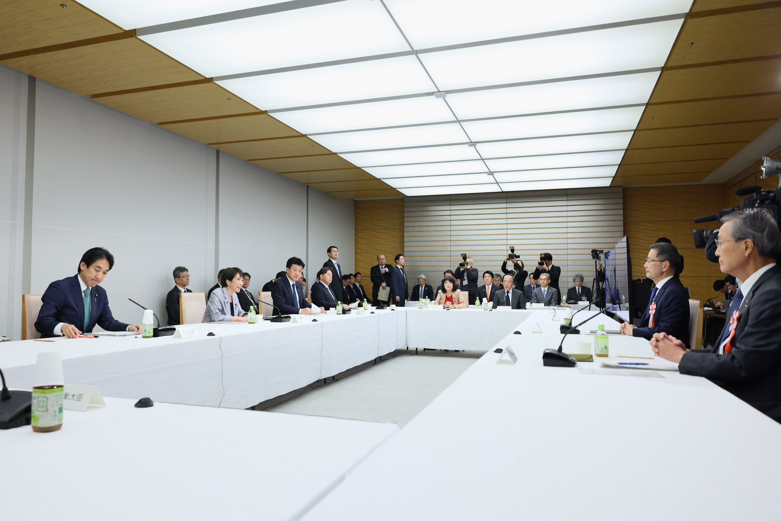 Prime Minister Takaichi wrapping up the meeting (2)