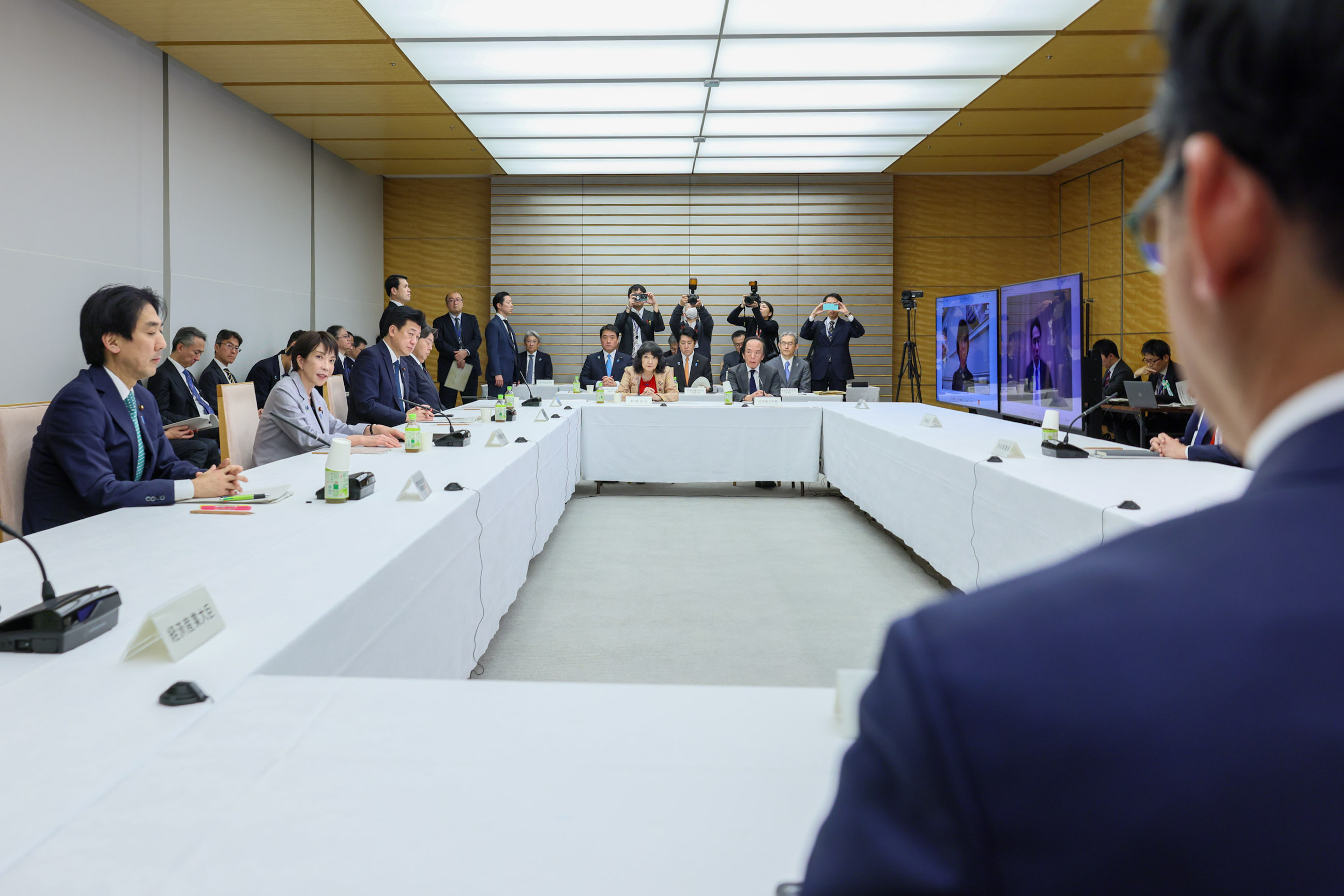 Prime Minister Takaichi wrapping up the meeting (4)