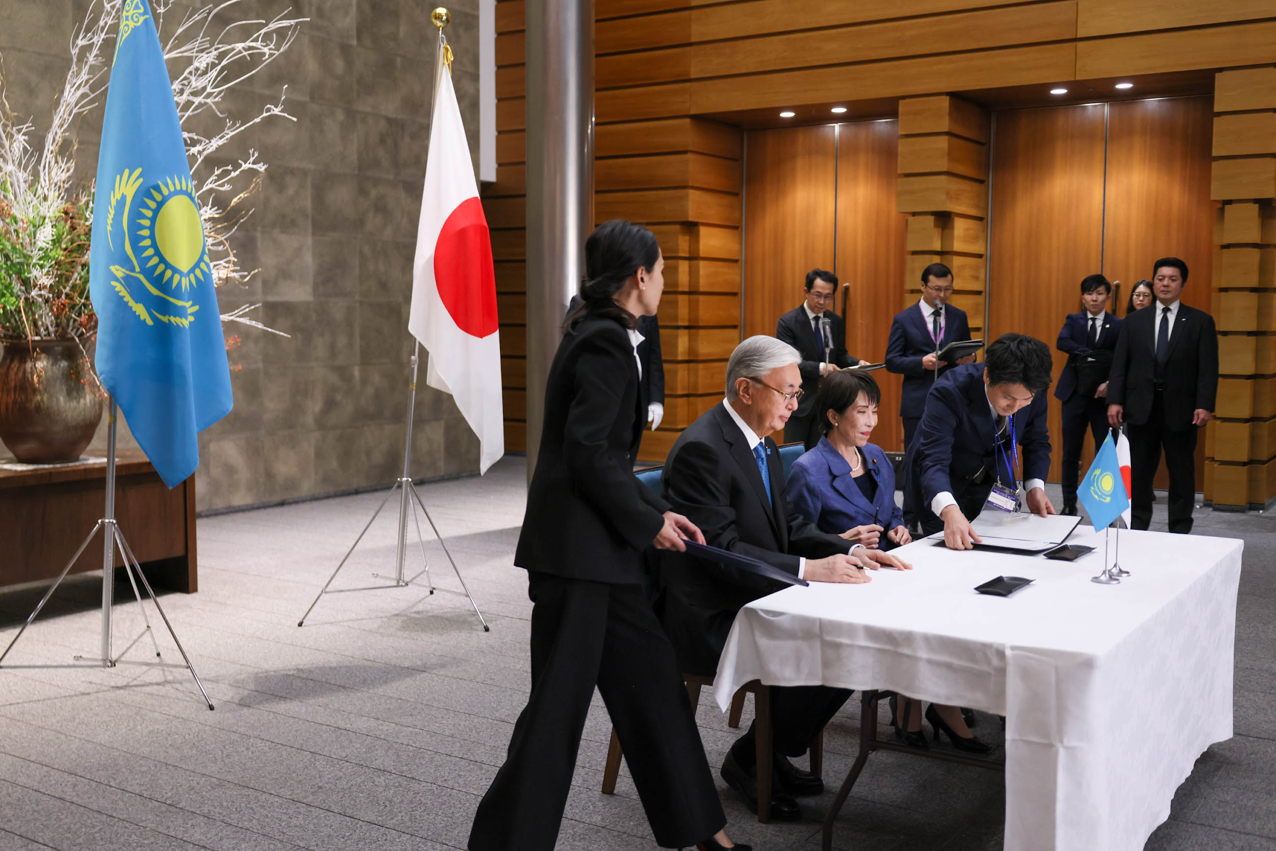 Document signing ceremony (1)