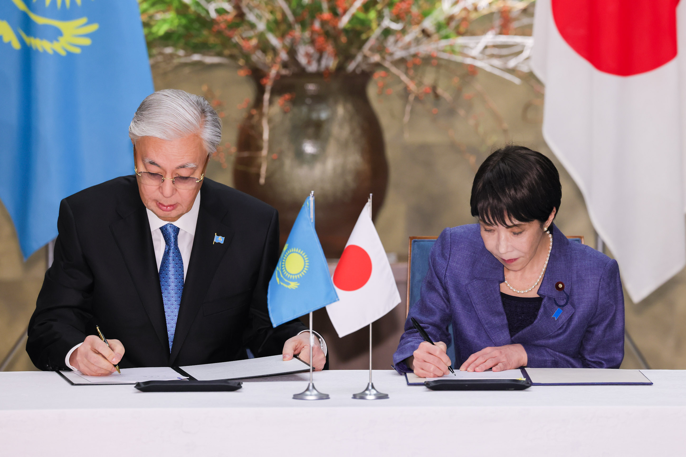 Document signing ceremony (2)