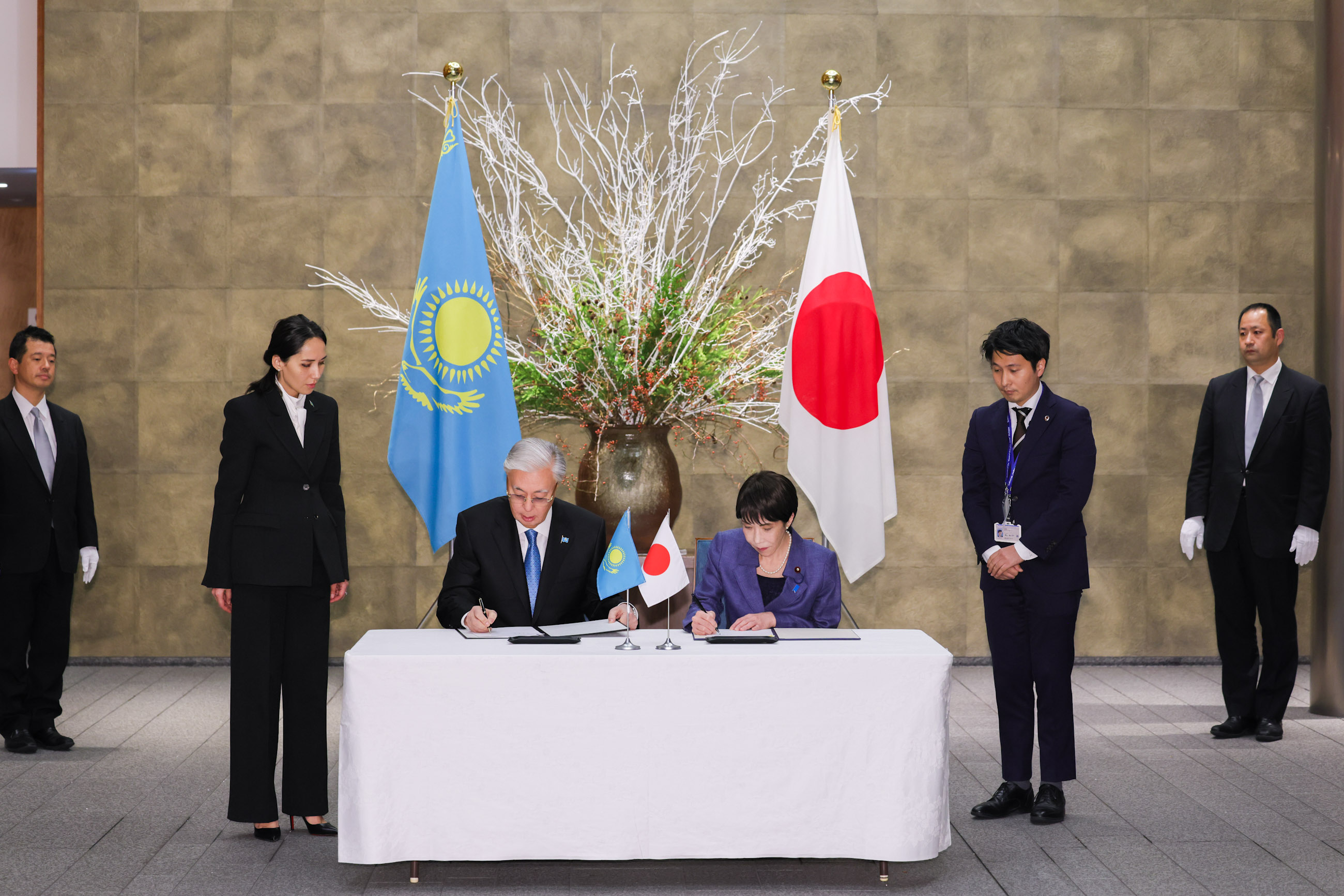 Document signing ceremony (3)