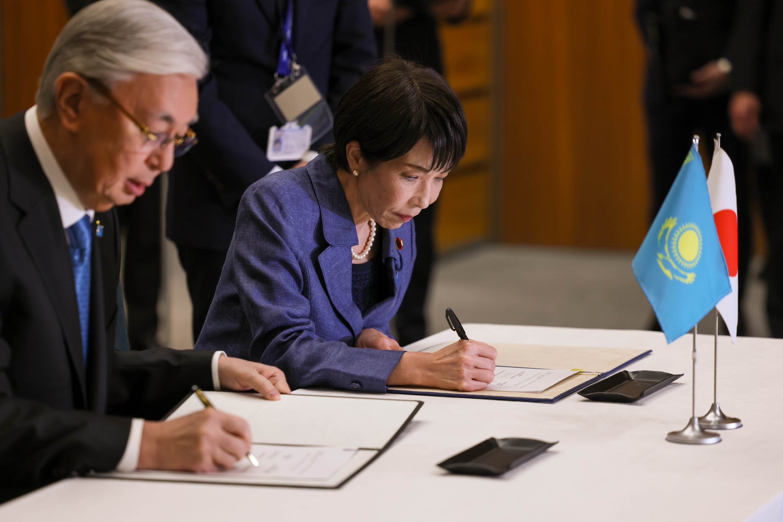 Document signing ceremony (4)