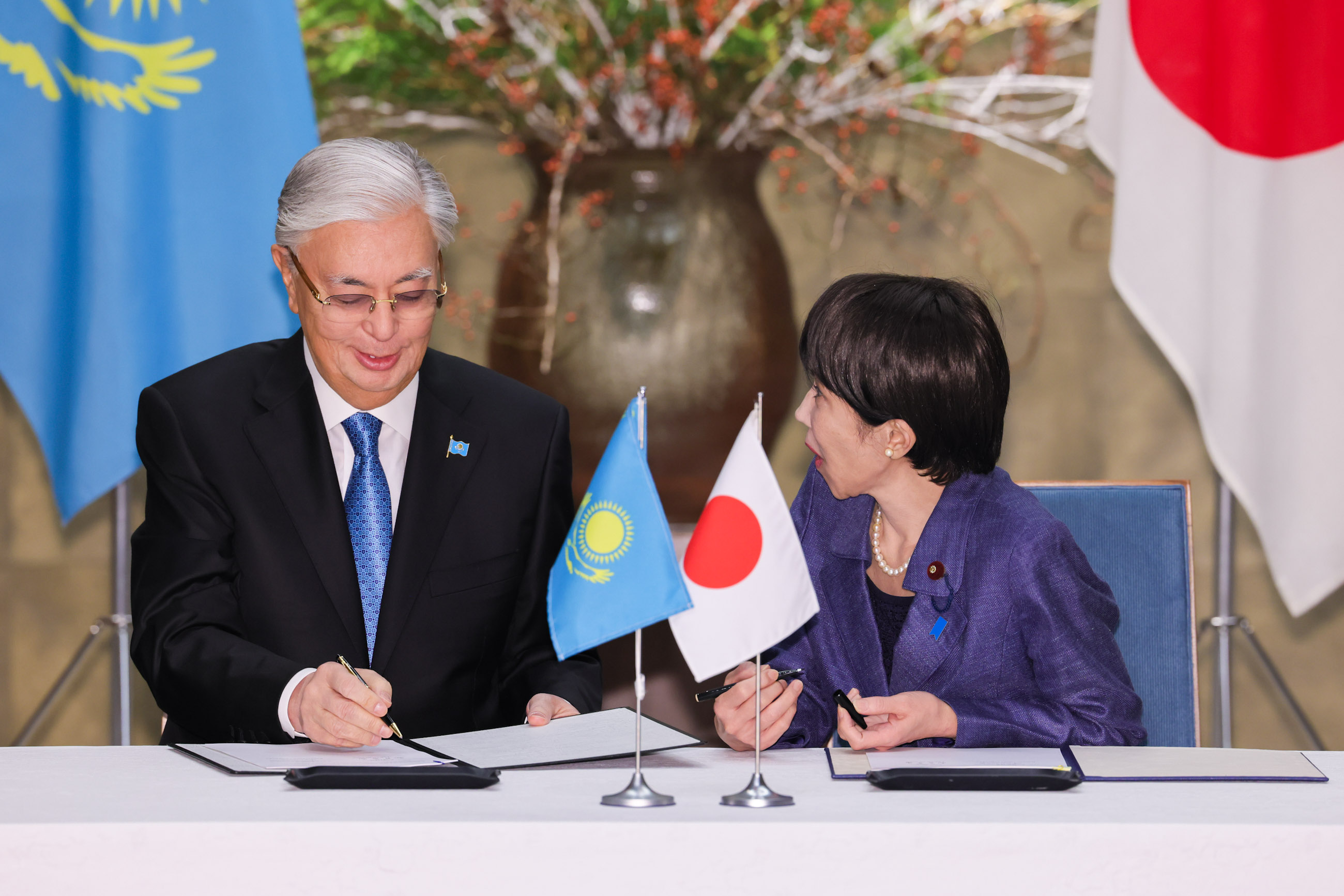 Document signing ceremony (6)