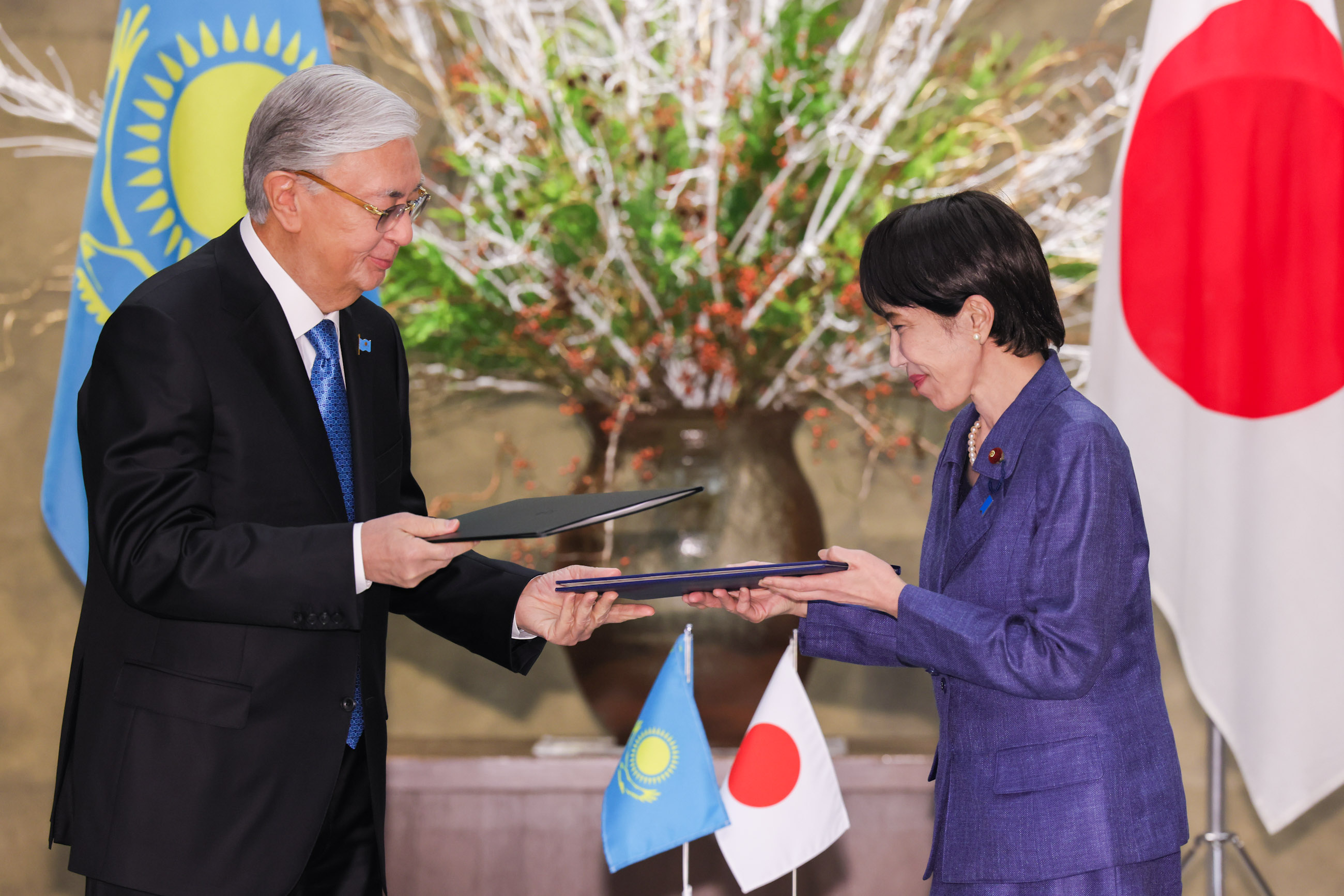 Document signing ceremony (7)