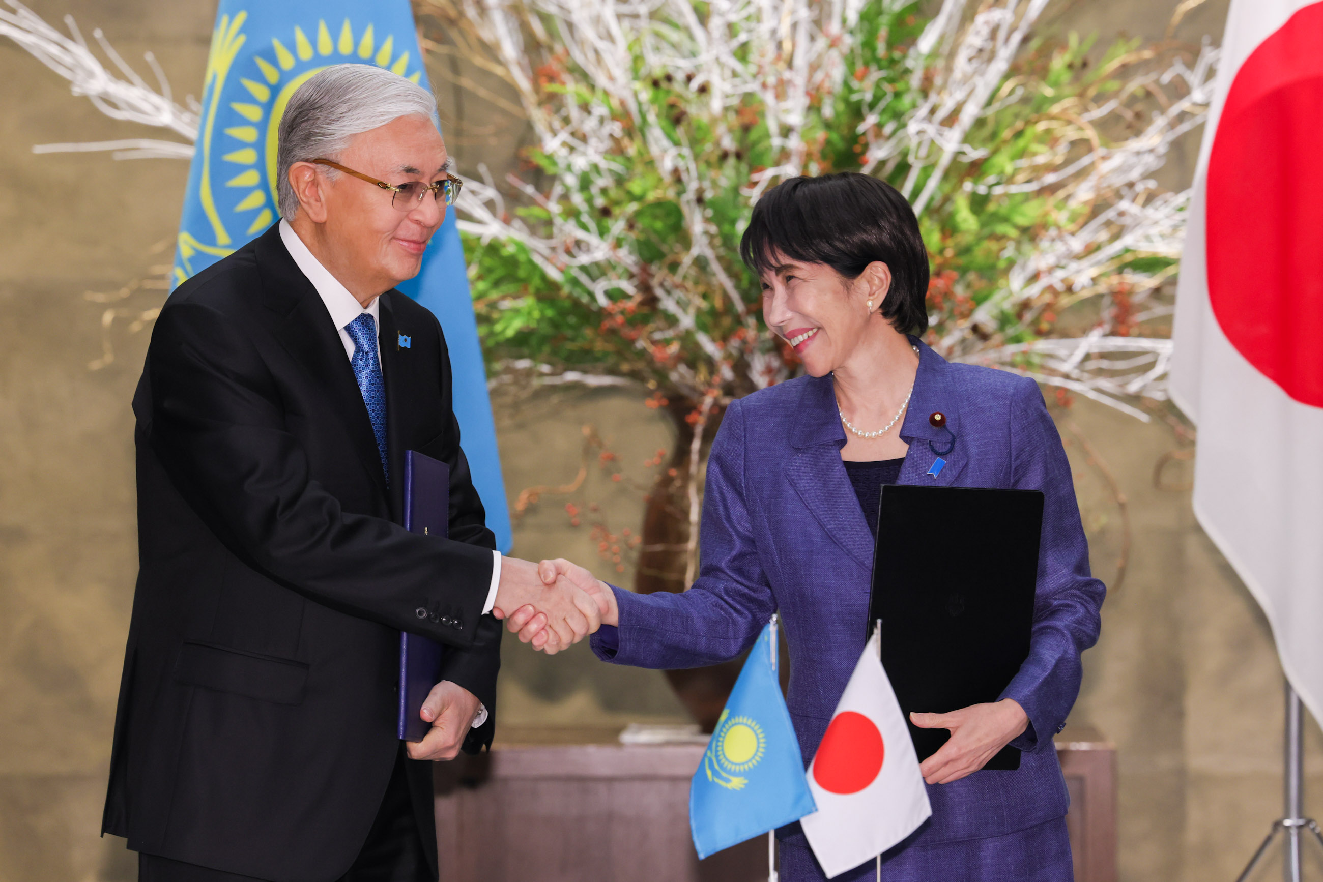 Document signing ceremony (9)