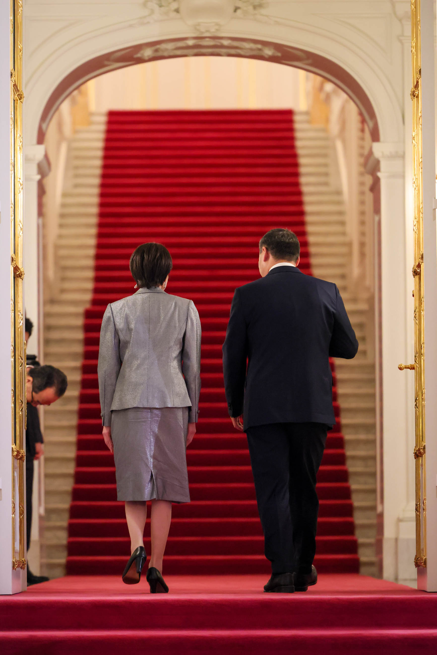 Prime Minister Takaichi welcoming President Zhaparov of Kyrgyz Republic (4)