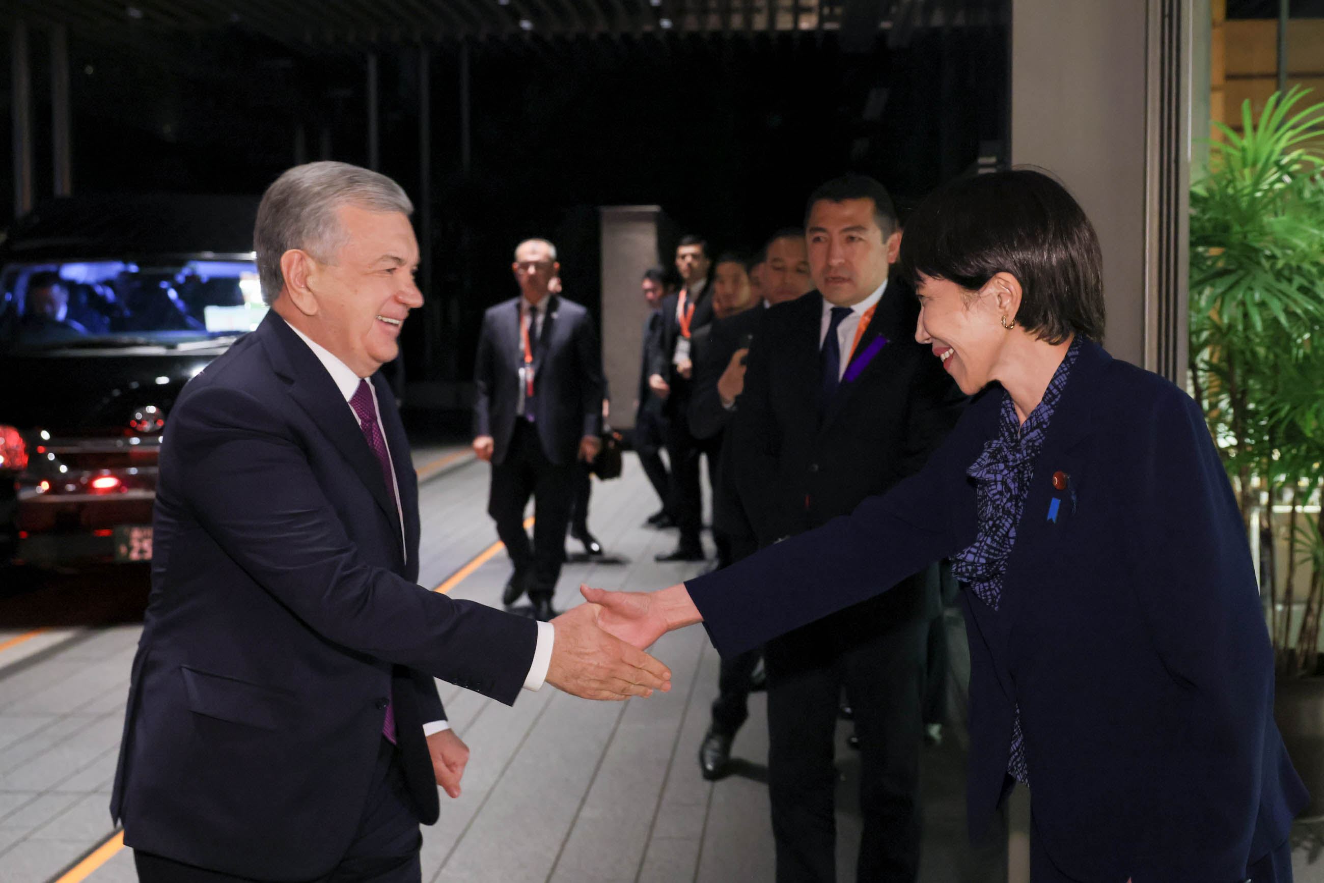 Prime Minister Takaichi welcoming President Mirziyoyev