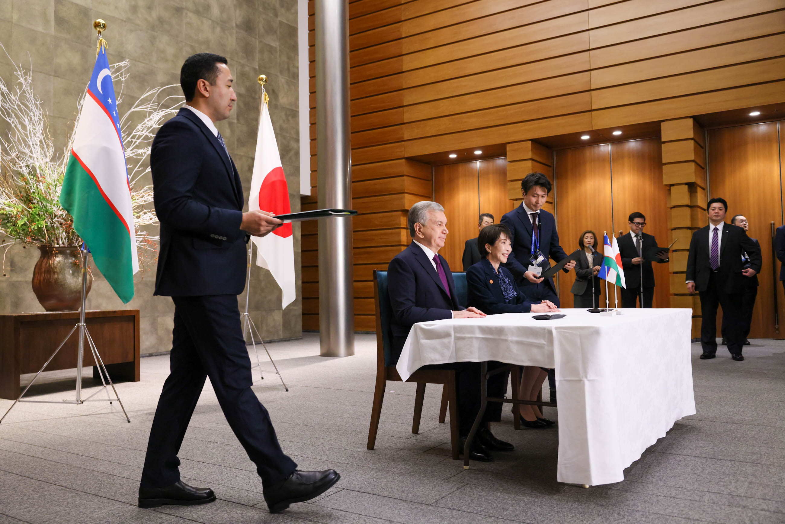 Document signing ceremony (2)