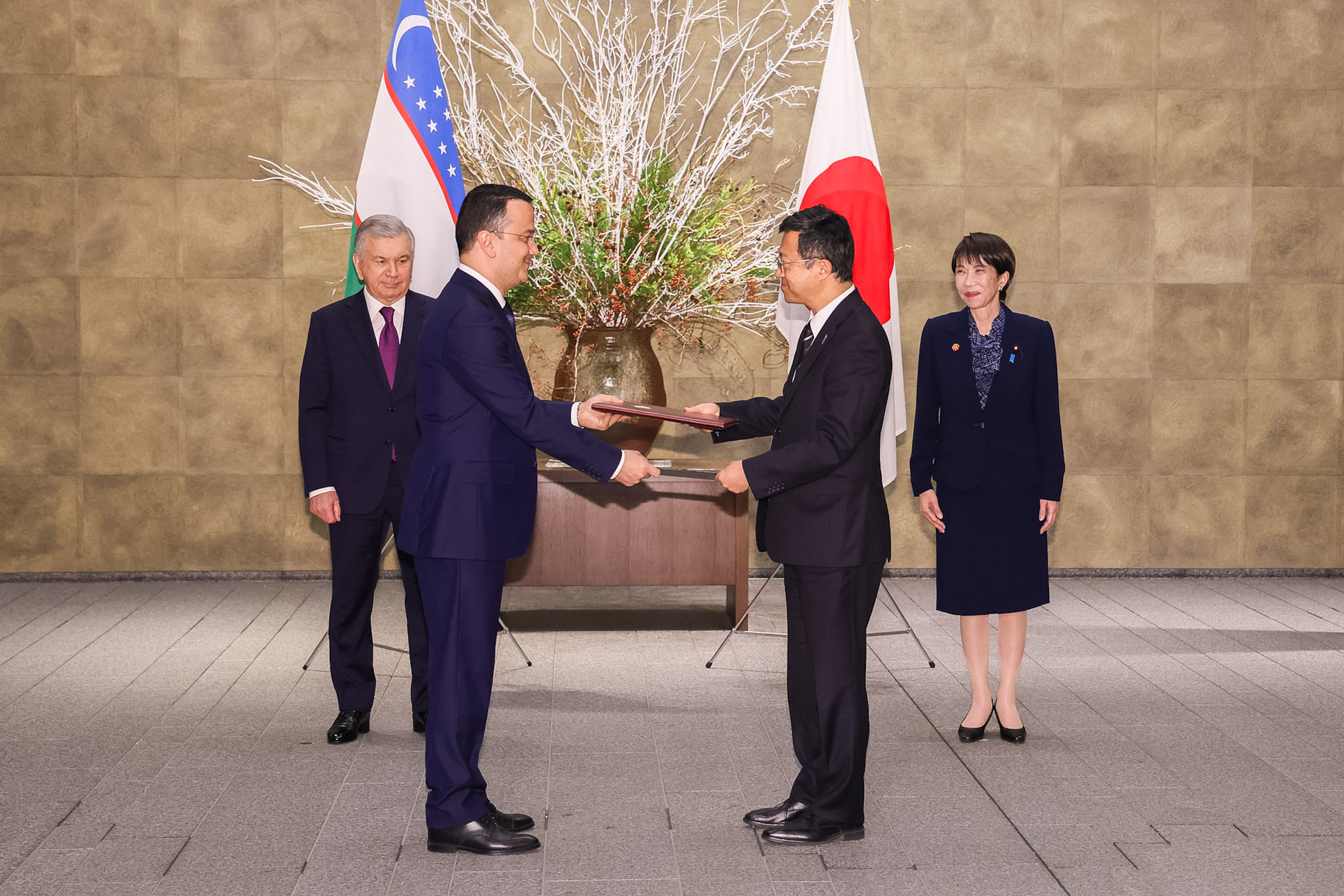 Document signing ceremony (11)