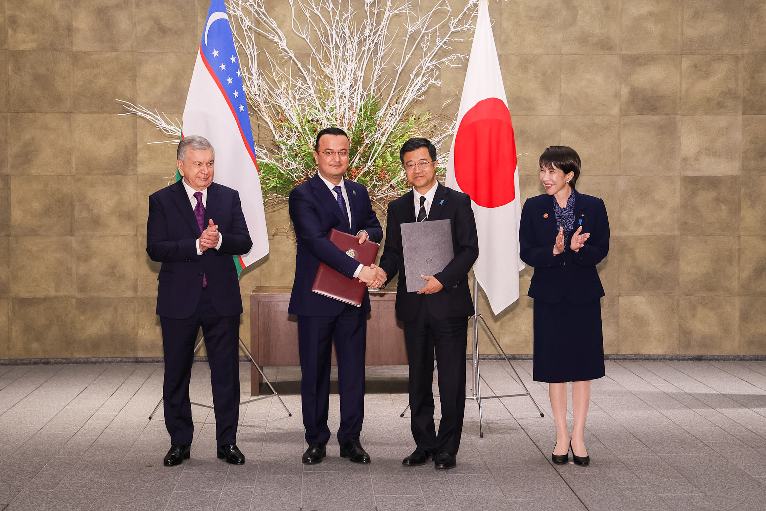 Document signing ceremony (12)