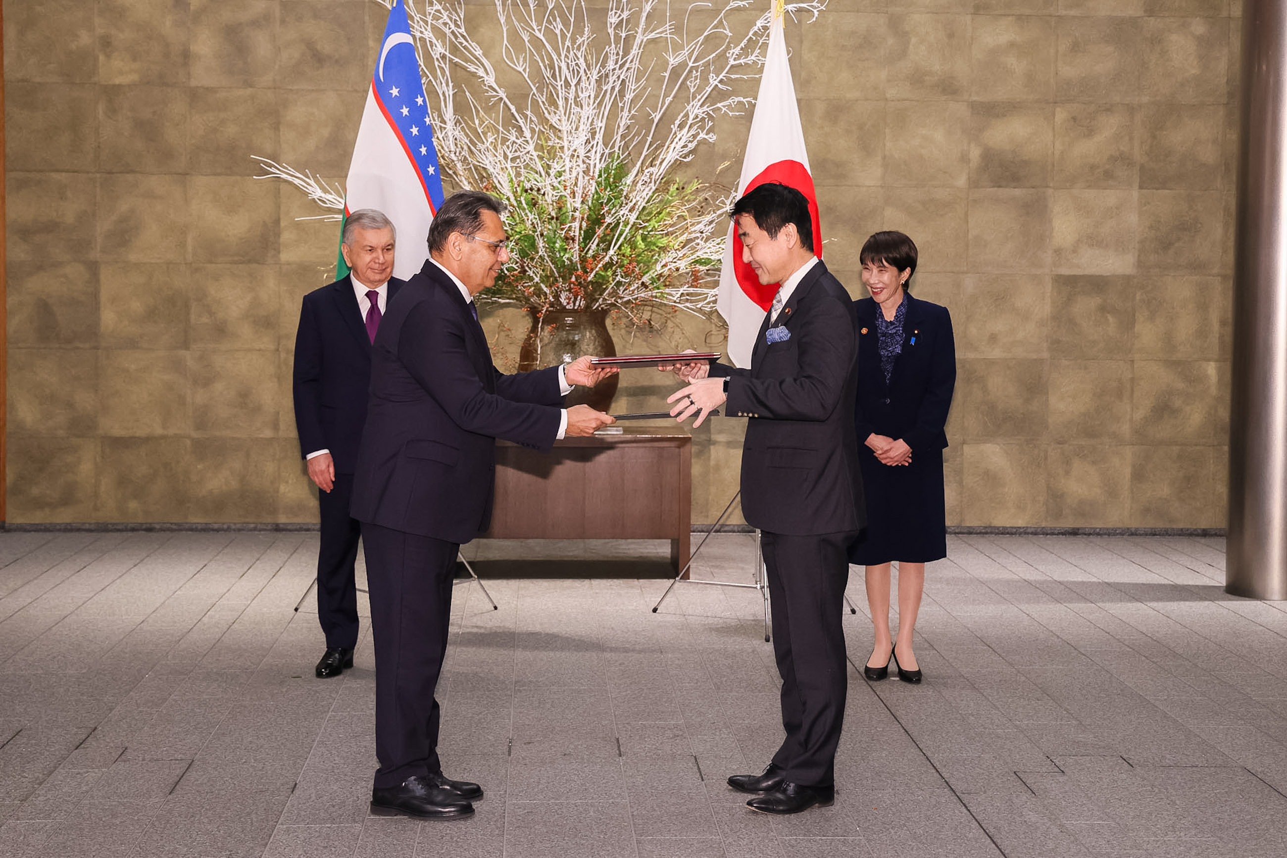 Document signing ceremony (13)