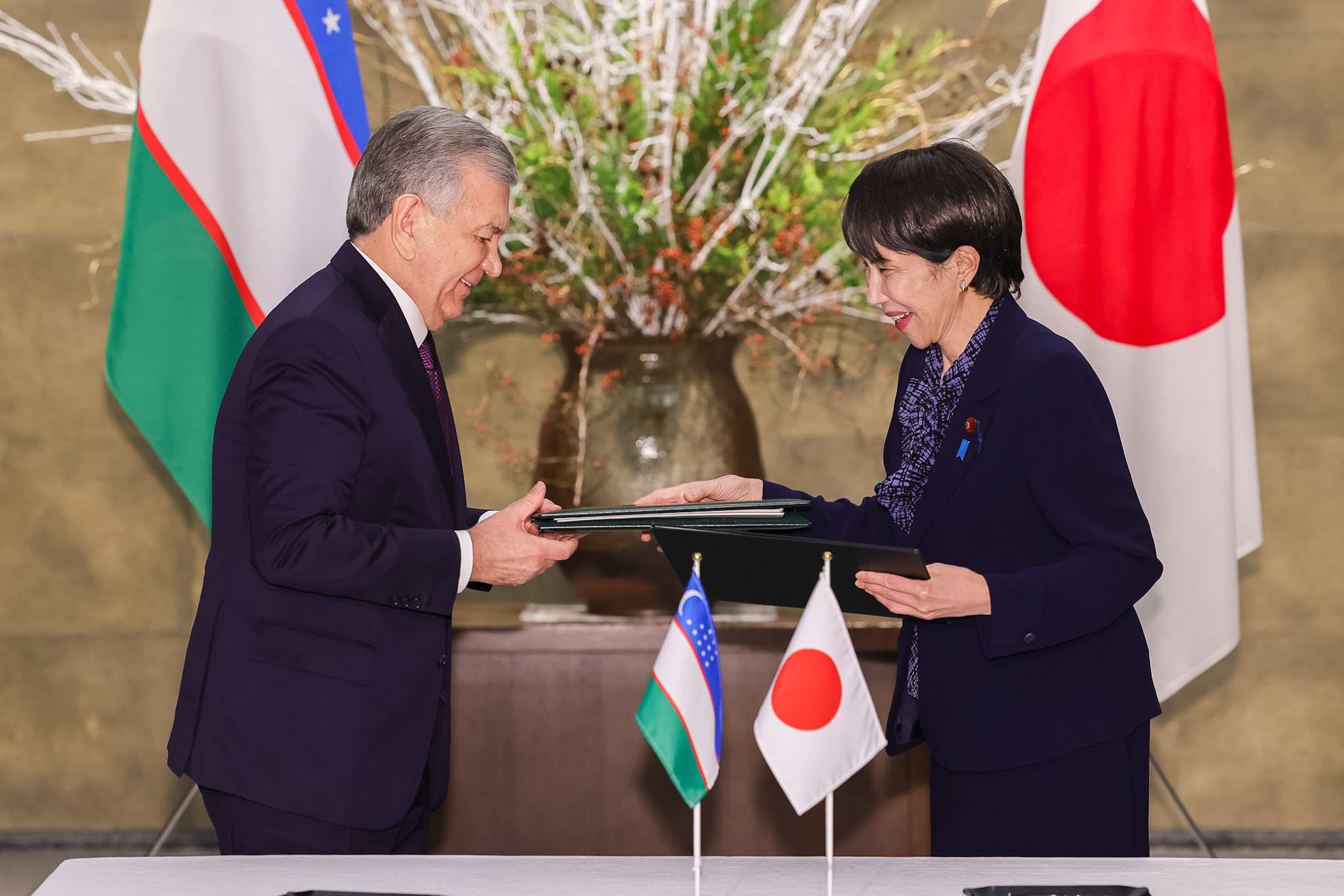 Document Signing and Presentation Ceremony (6)