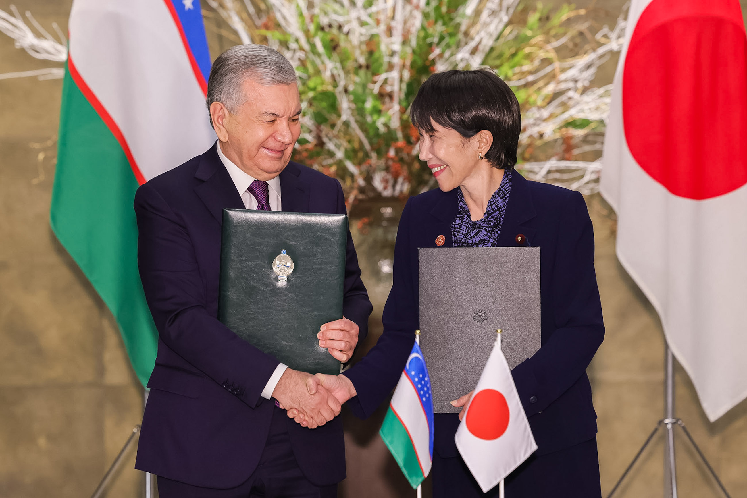 Document Signing and Presentation Ceremony (9)