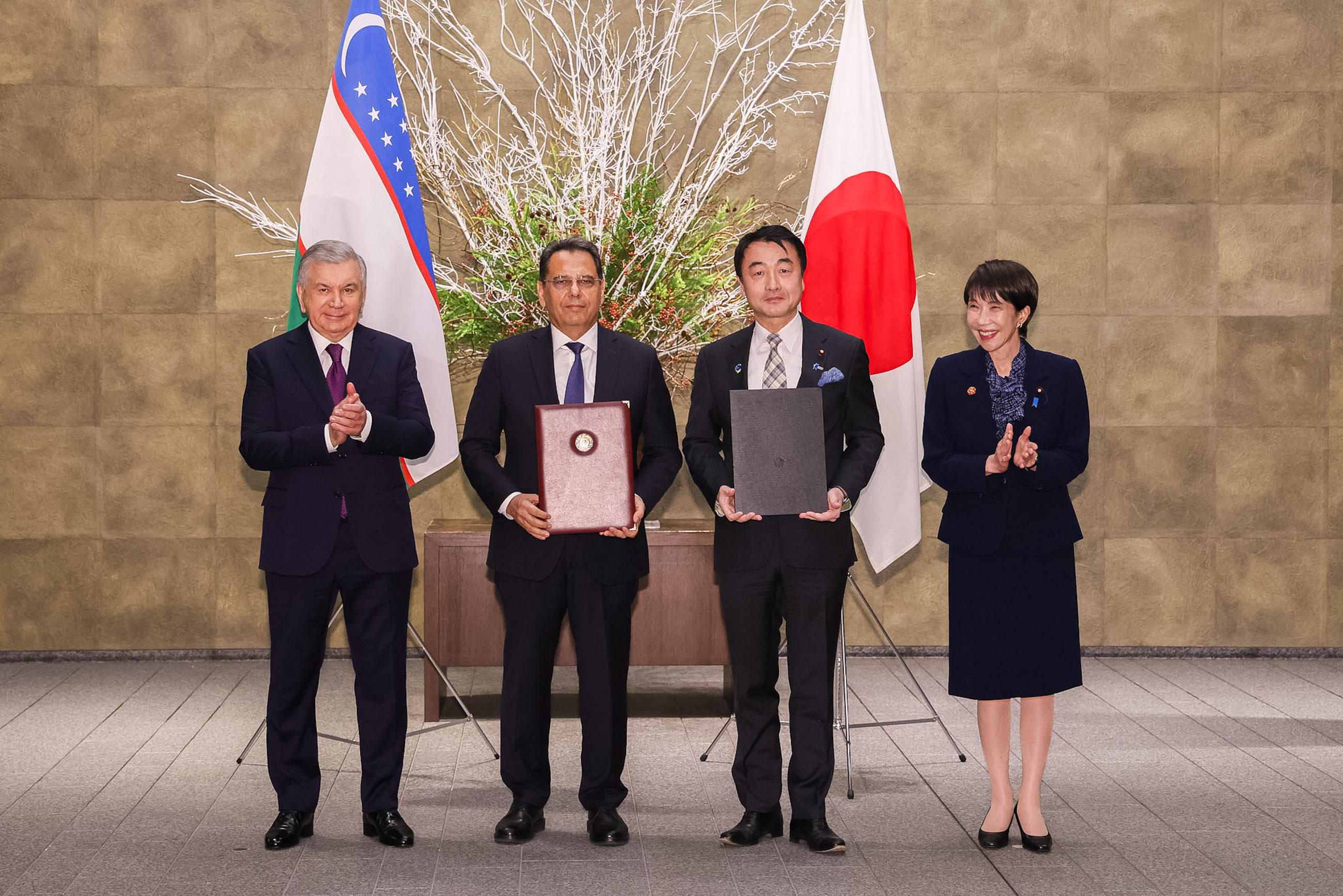 Document Signing and Presentation Ceremony (14)