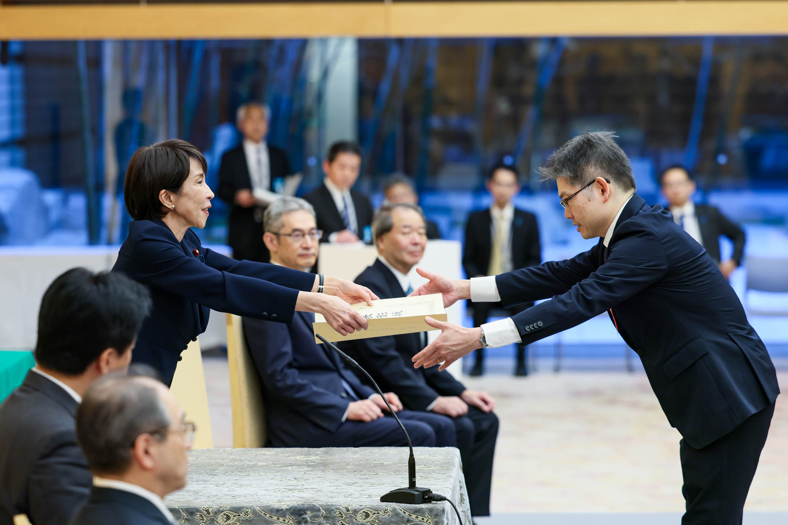 Prime Minister Takaichi presenting a certificate of award (1)