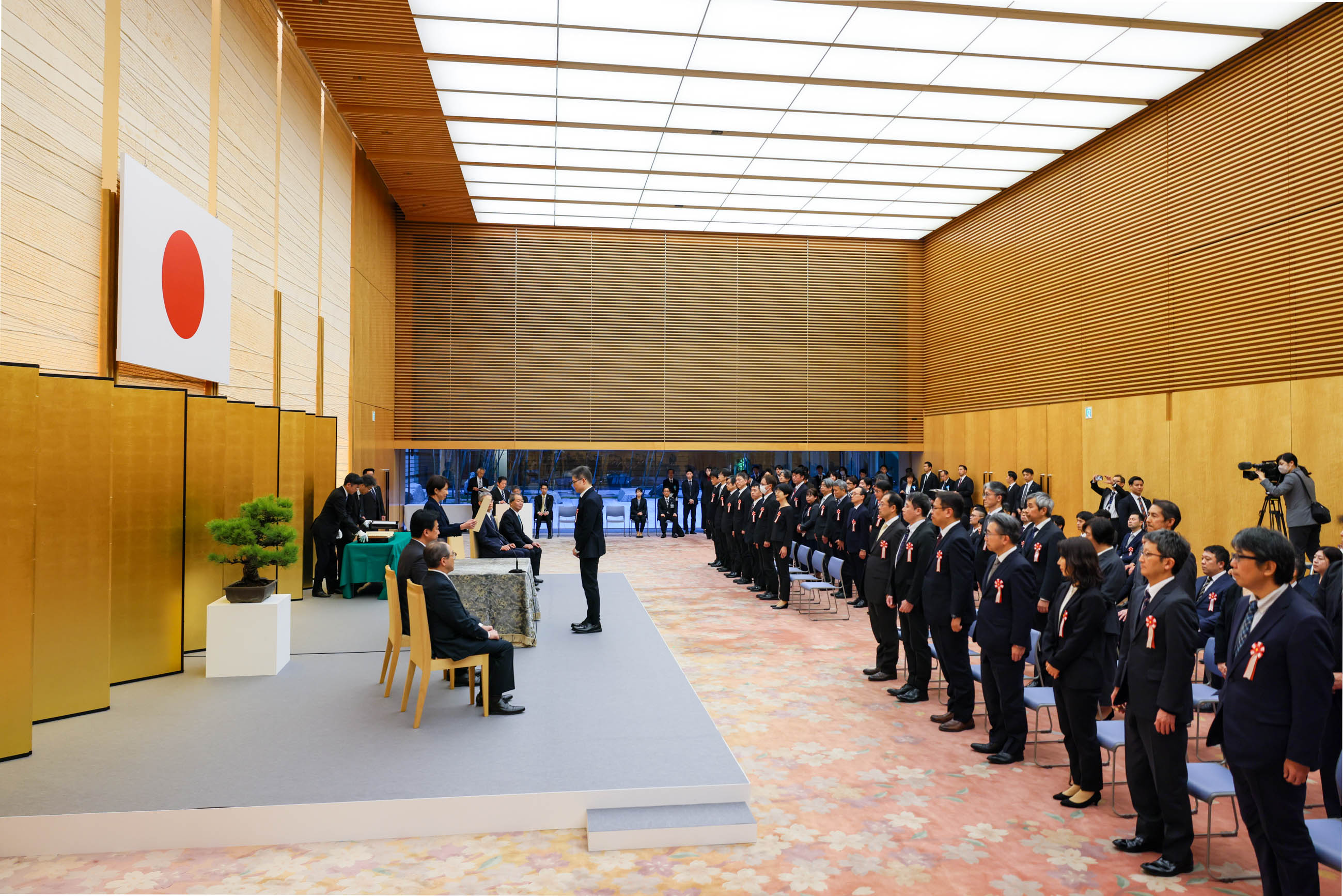 Prime Minister Takaichi presenting a certificate of award (2)