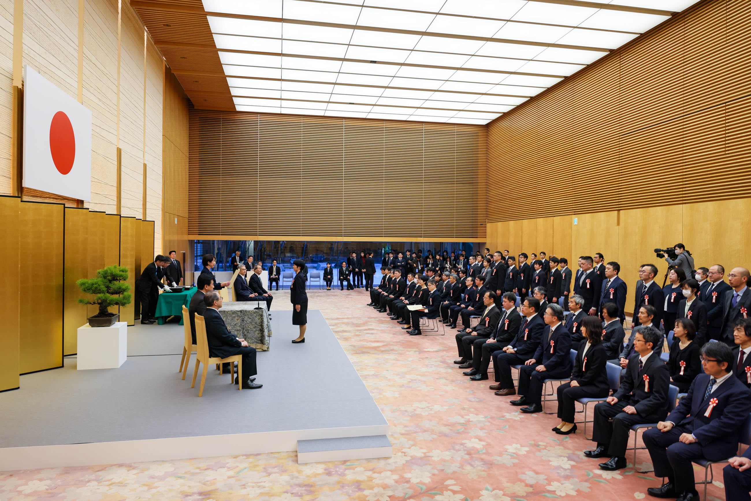 Prime Minister Takaichi presenting a certificate of award (3)