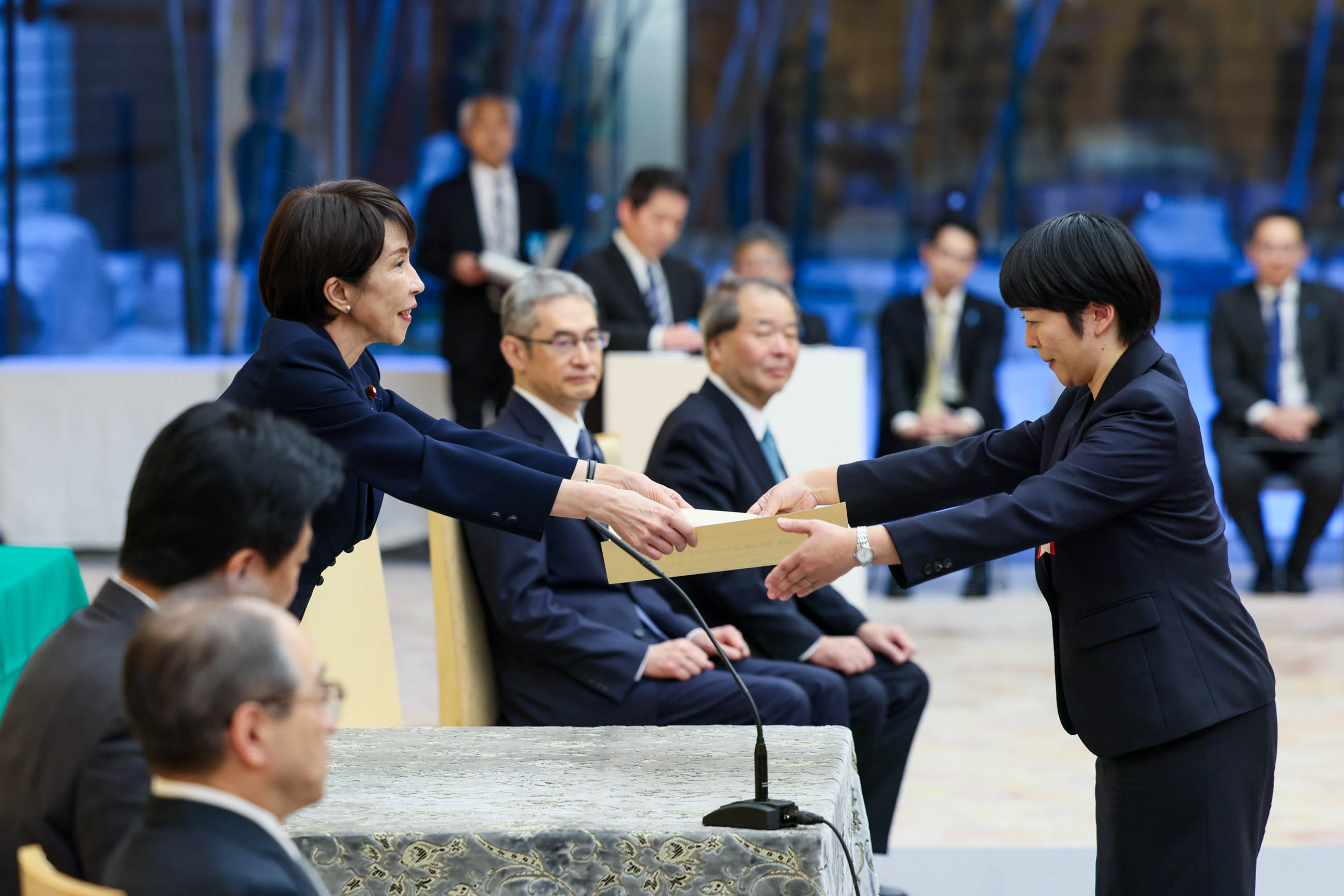 Prime Minister Takaichi presenting a certificate of award (4)