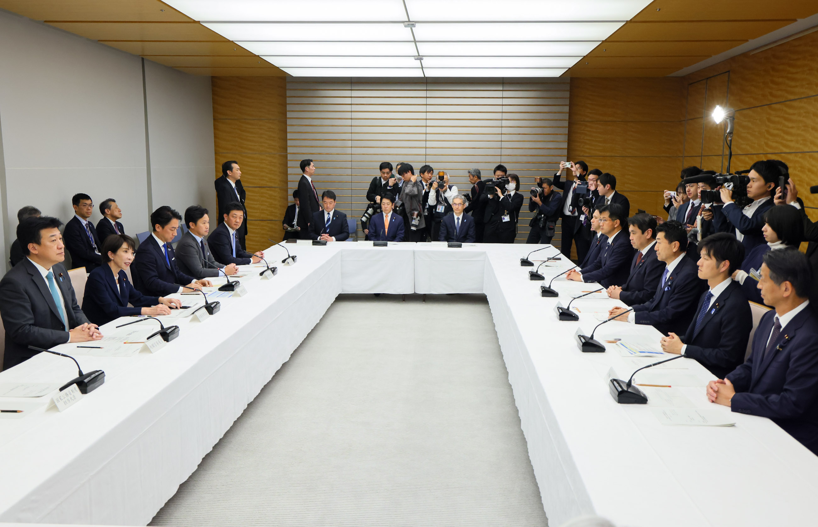 Prime Minister Takaichi wrapping up the meeting (2)