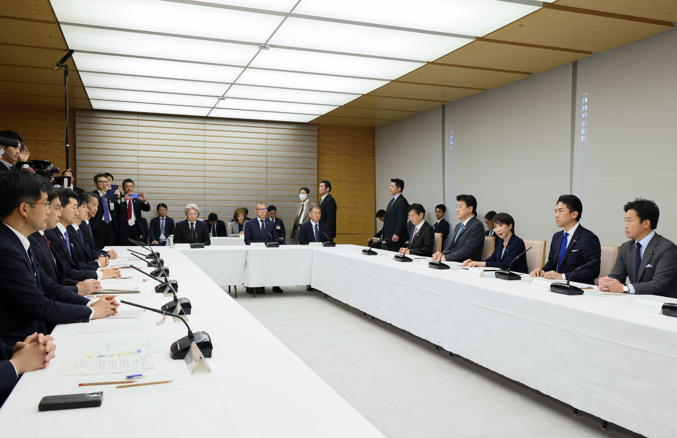 Prime Minister Takaichi wrapping up the meeting (4)