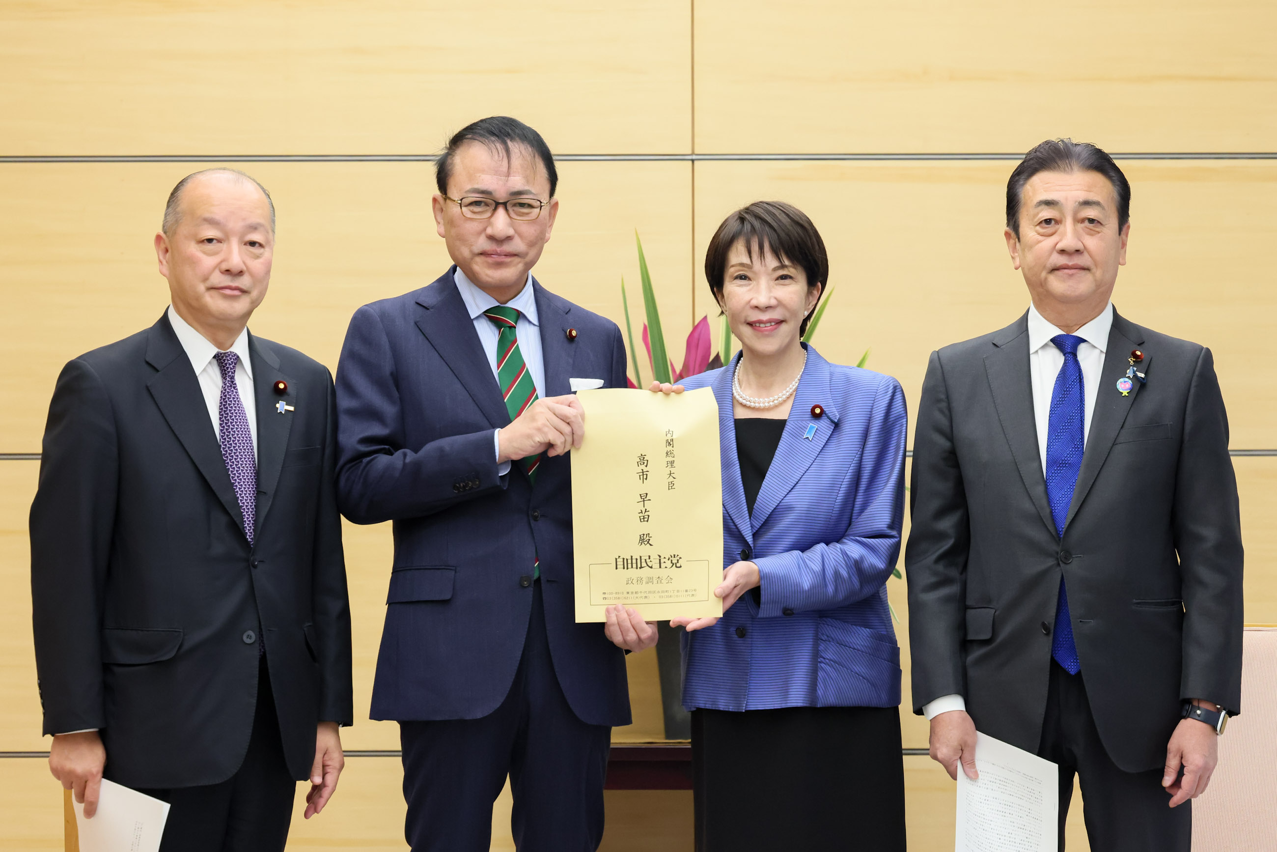 Prime Minister Takaichi receiving a proposal (1)