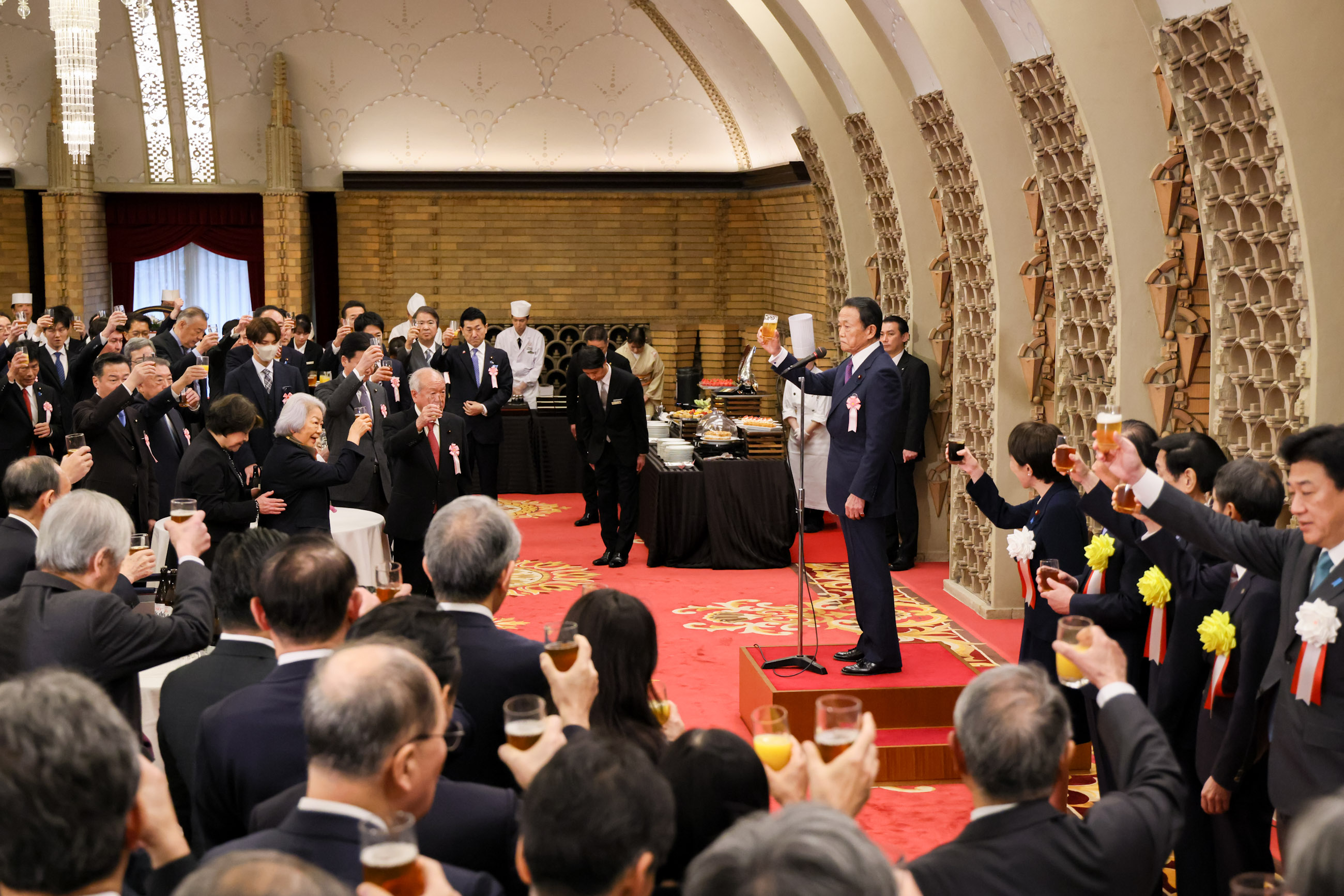 Former Prime Minister Aso making a toast (4)