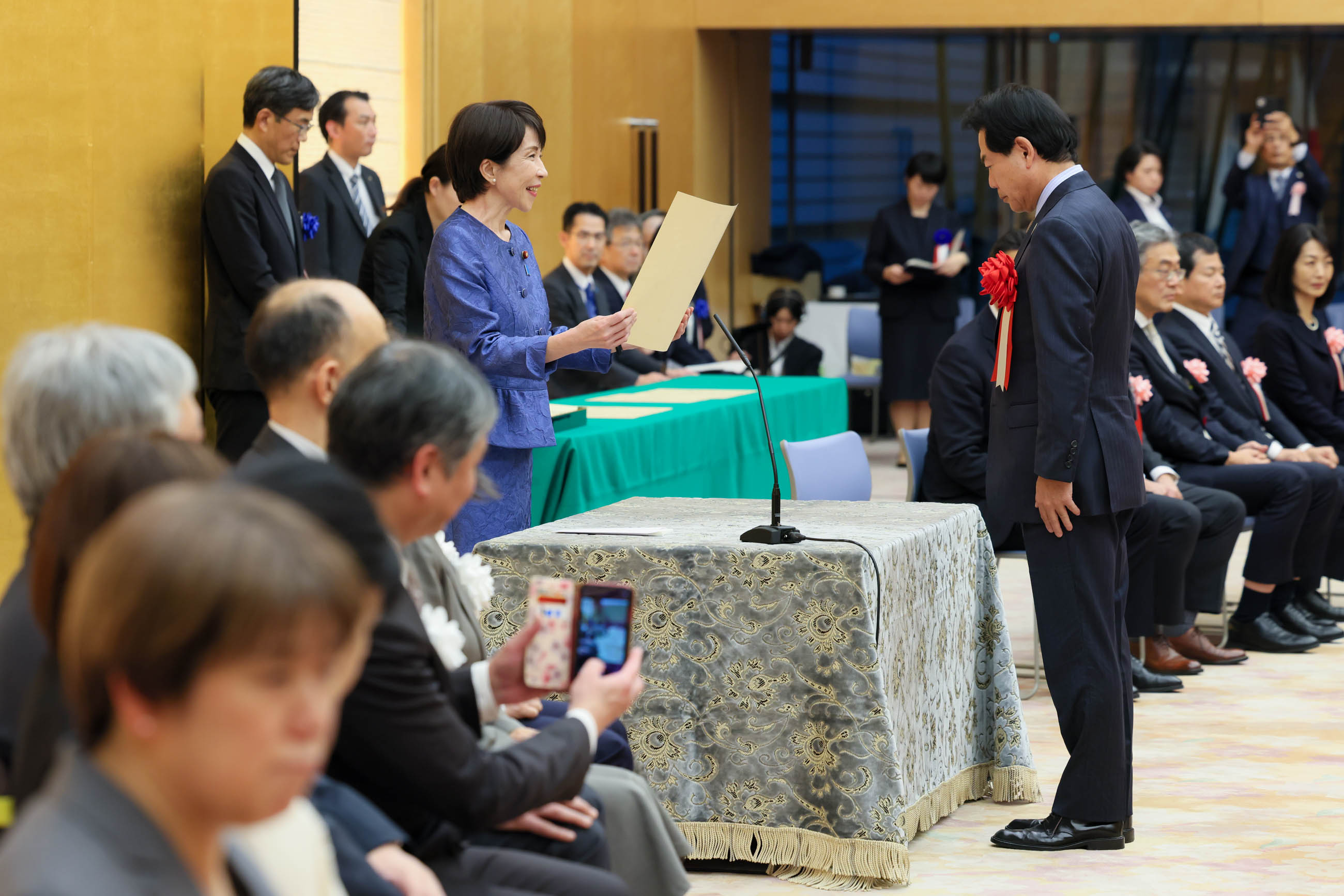 Prime Minister Takaichi presenting a certificate of award (1)