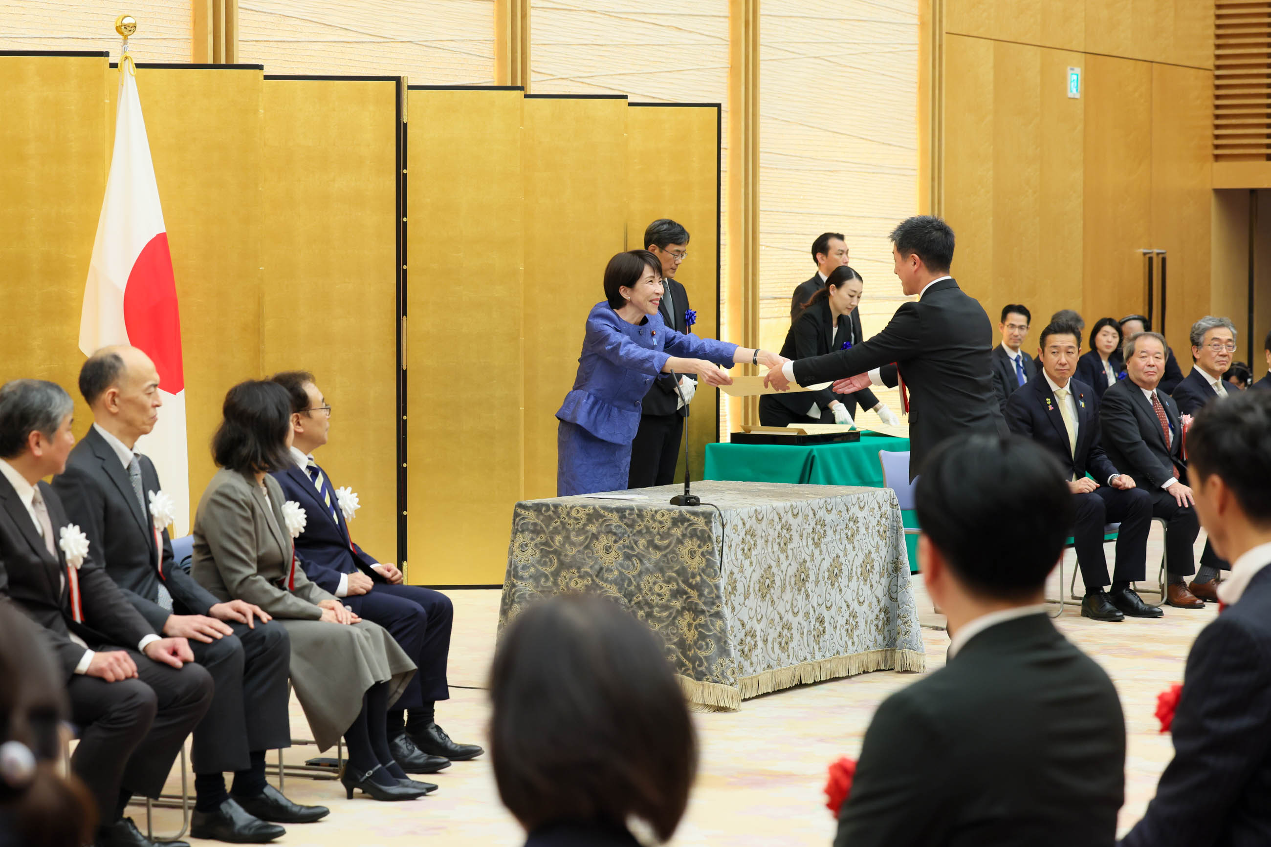 Prime Minister Takaichi presenting a certificate of award (3)