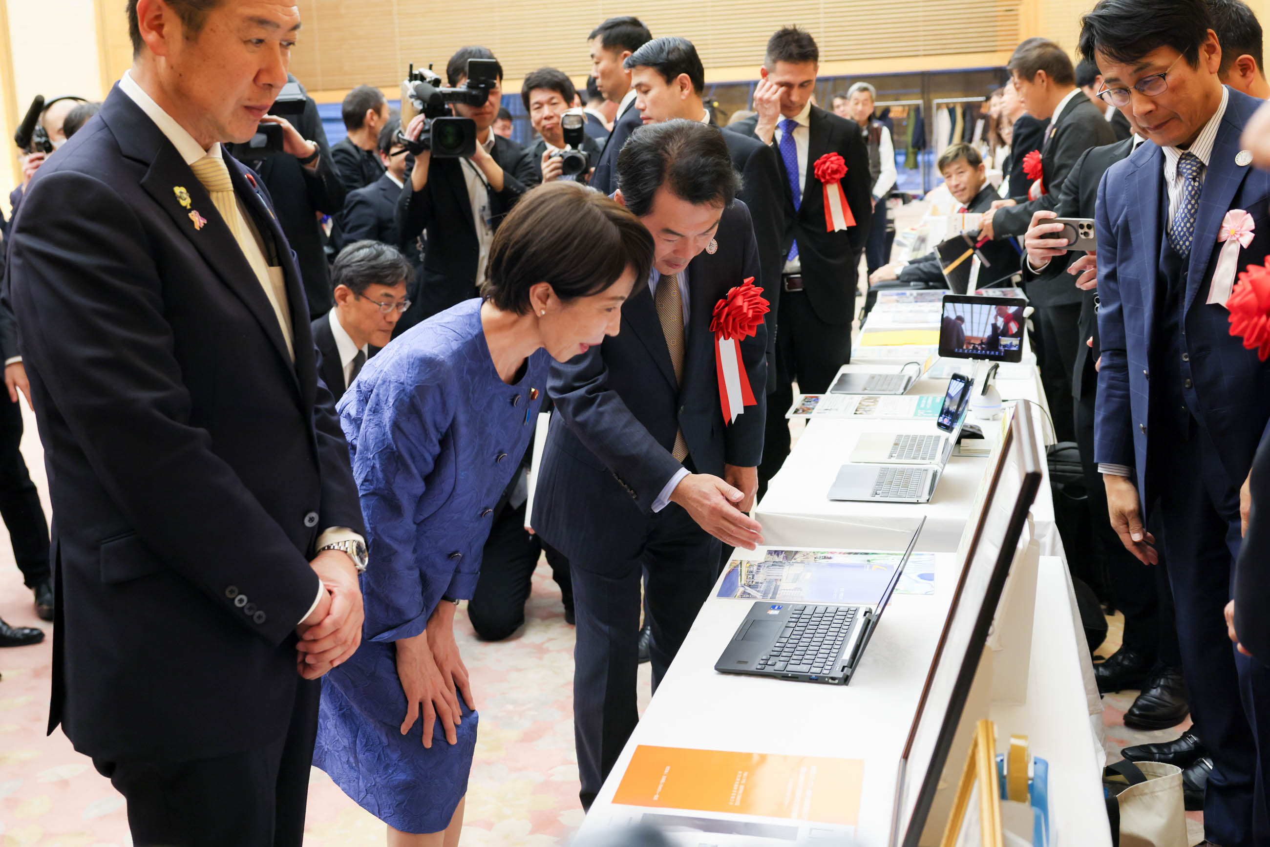 Prime Minister Takaichi receiving an explanation (2)