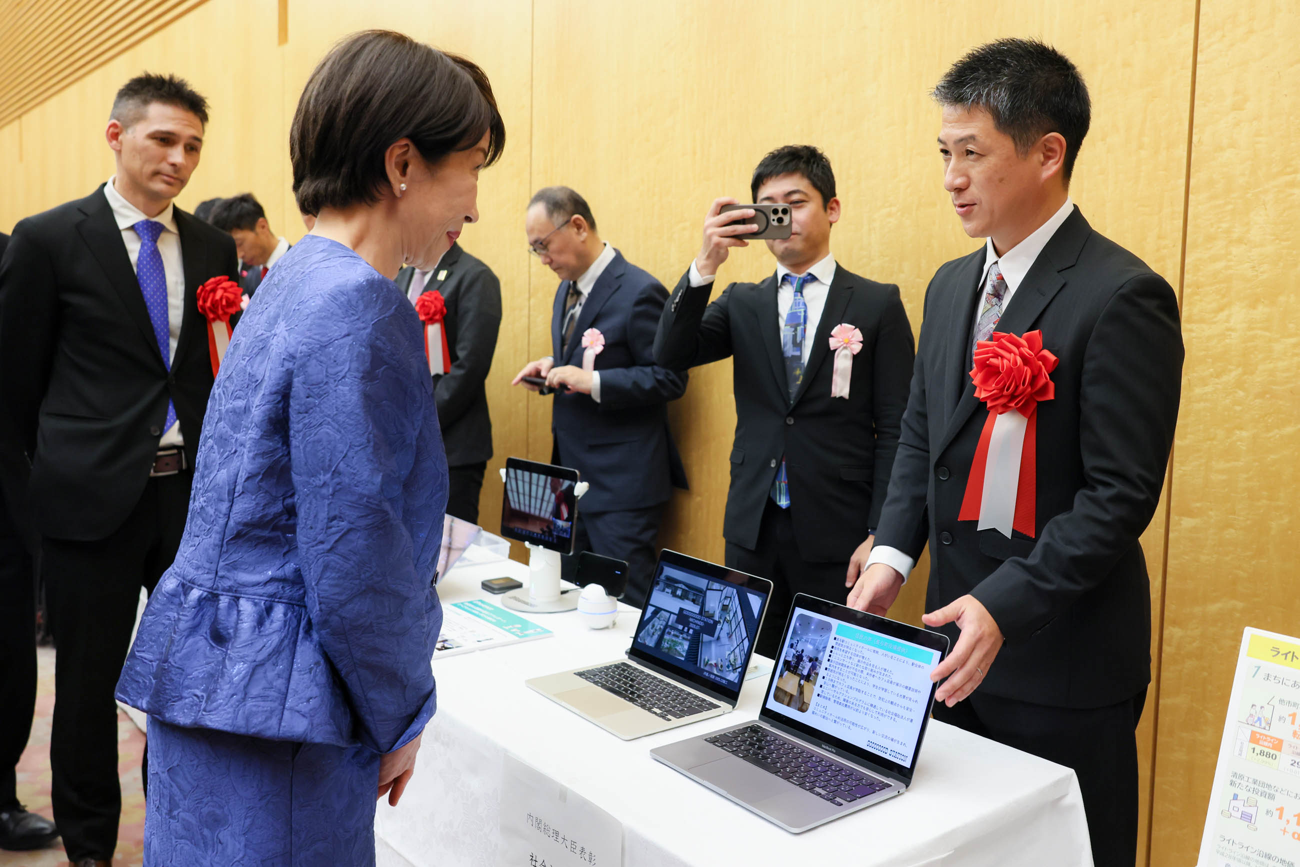 Prime Minister Takaichi receiving an explanation (3)