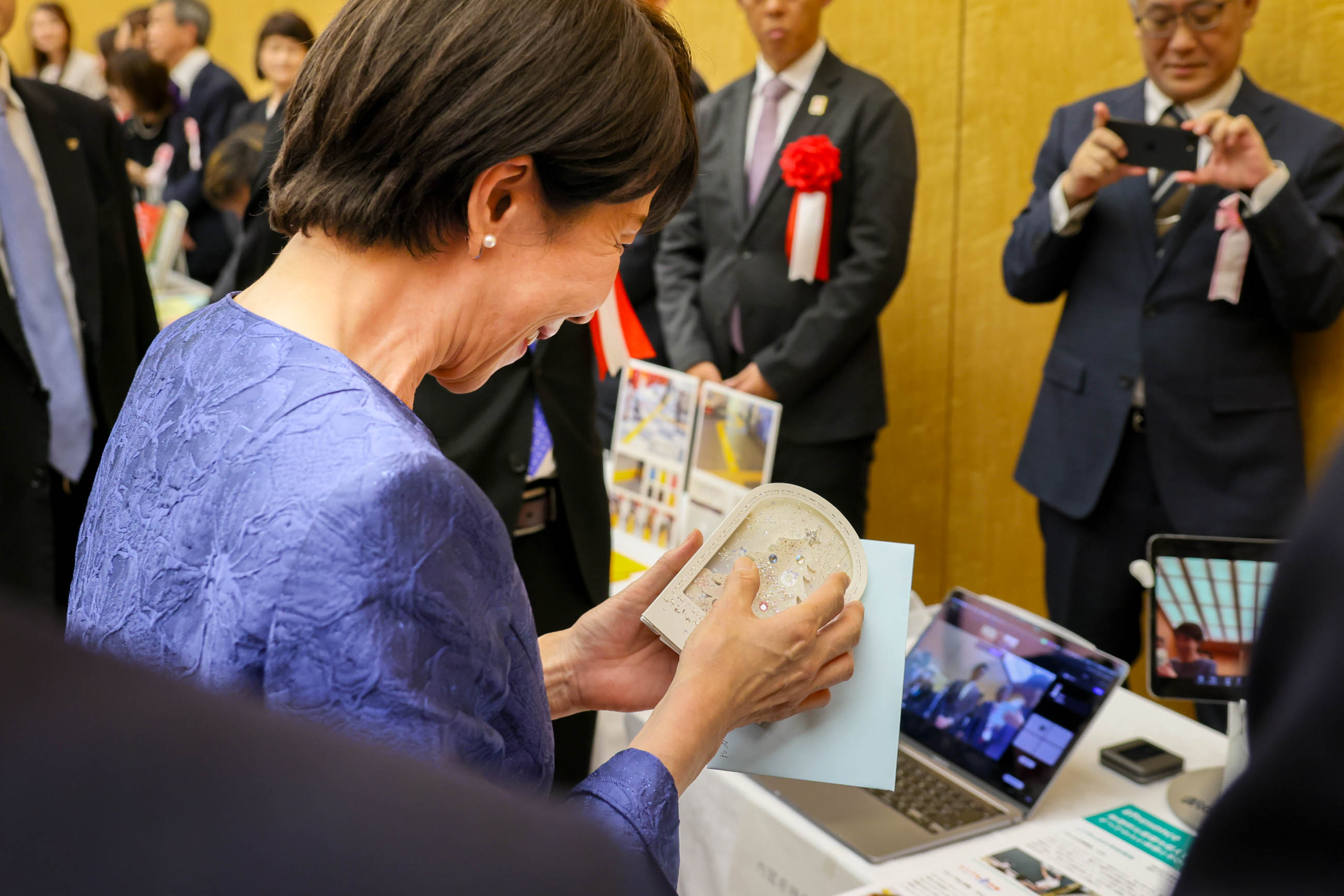 Prime Minister Takaichi receiving an explanation (5)