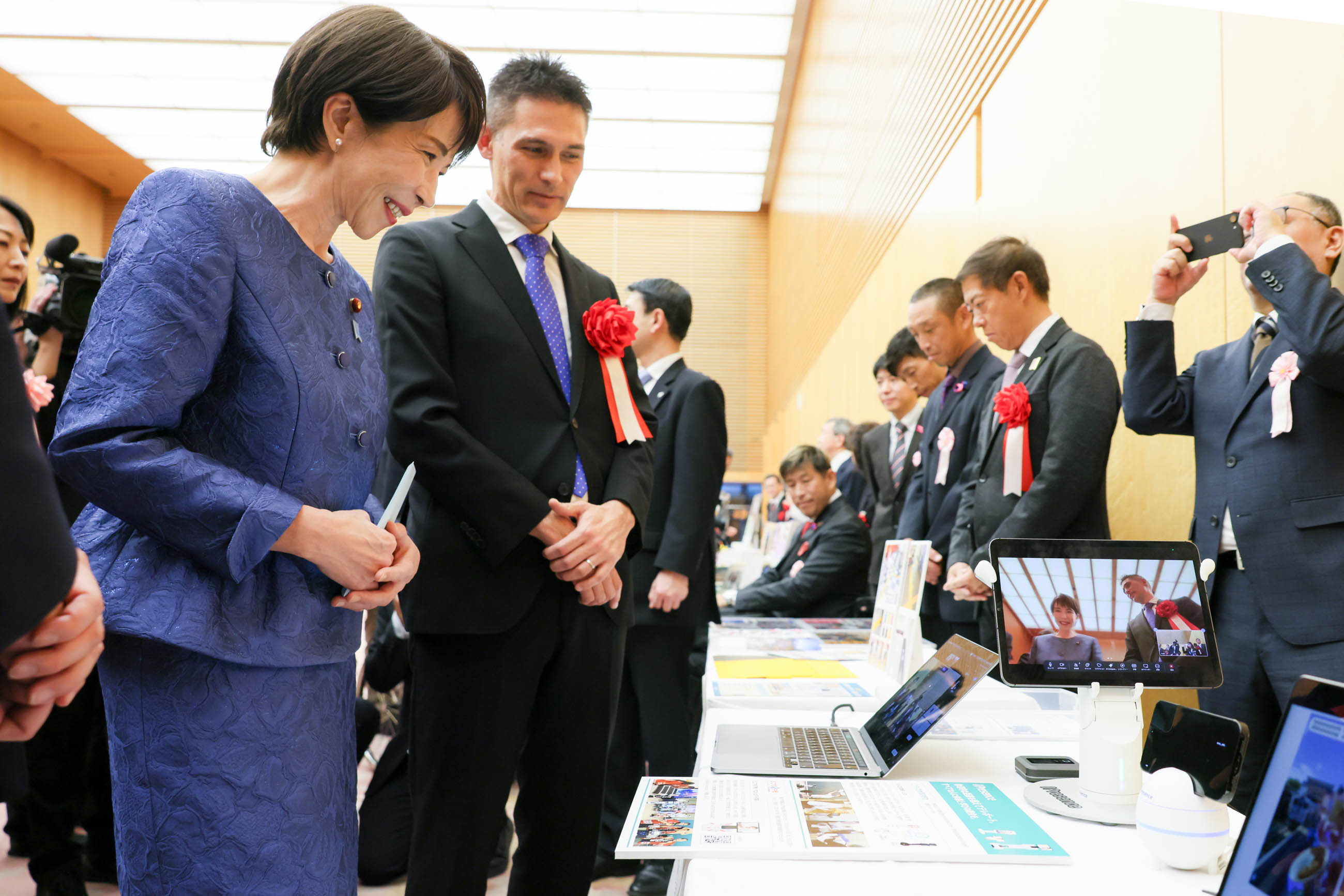 Prime Minister Takaichi receiving an explanation (6)