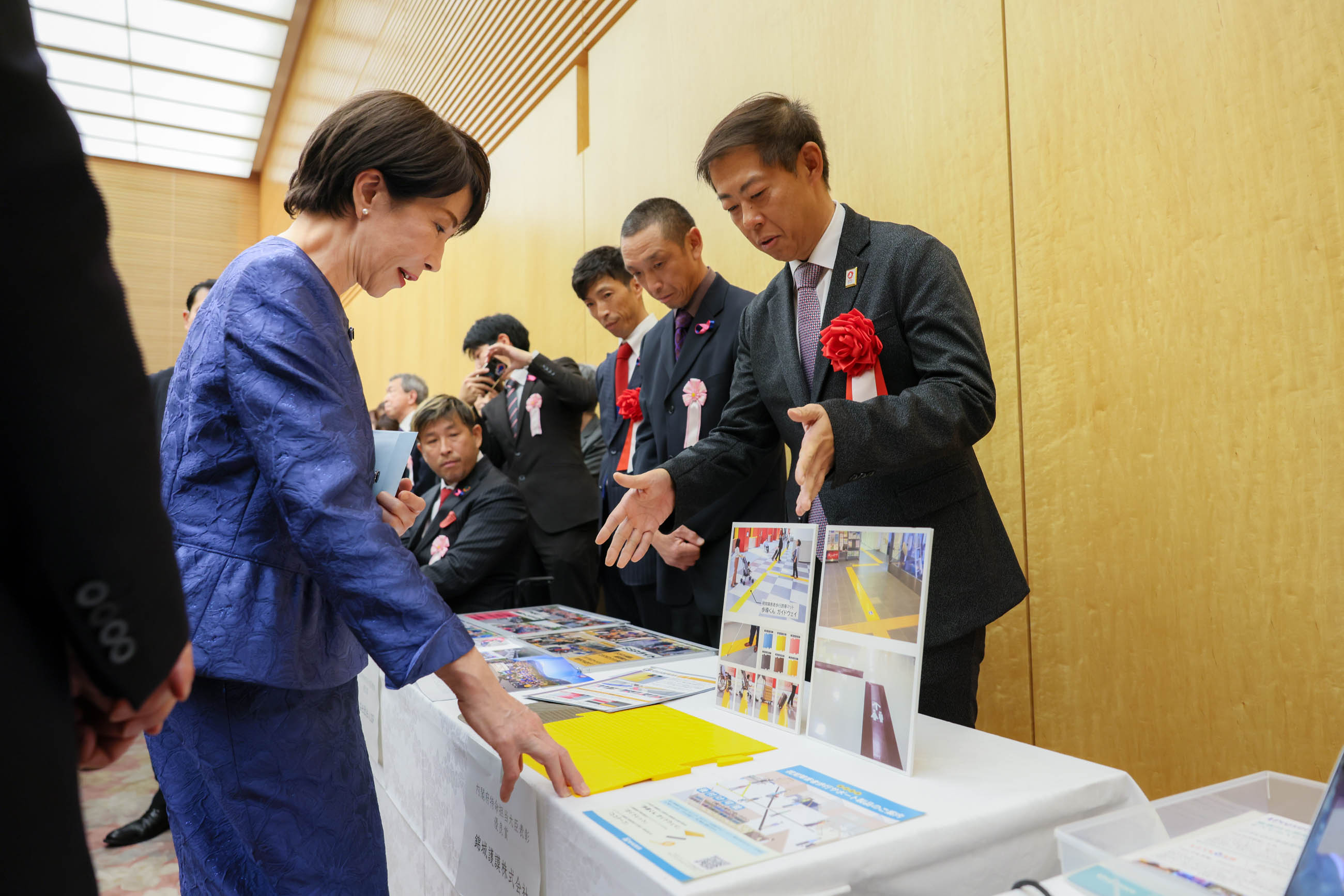 Prime Minister Takaichi receiving an explanation (7)