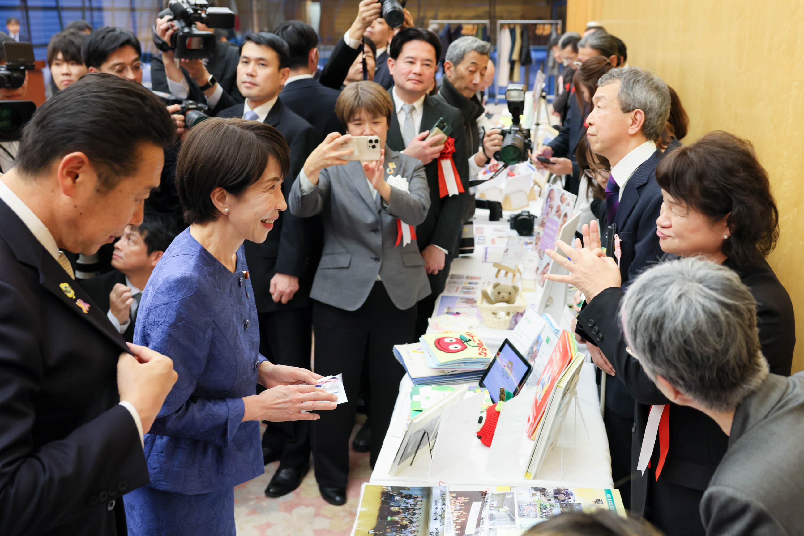 Prime Minister Takaichi receiving an explanation (9)