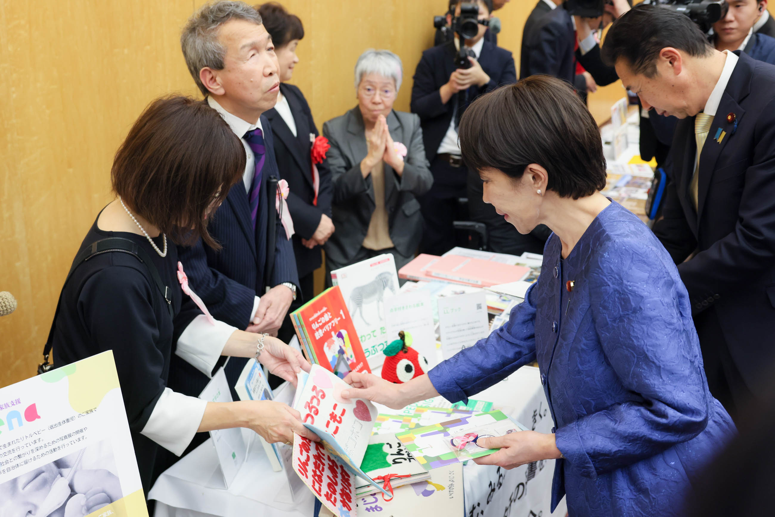 Prime Minister Takaichi receiving an explanation (10)