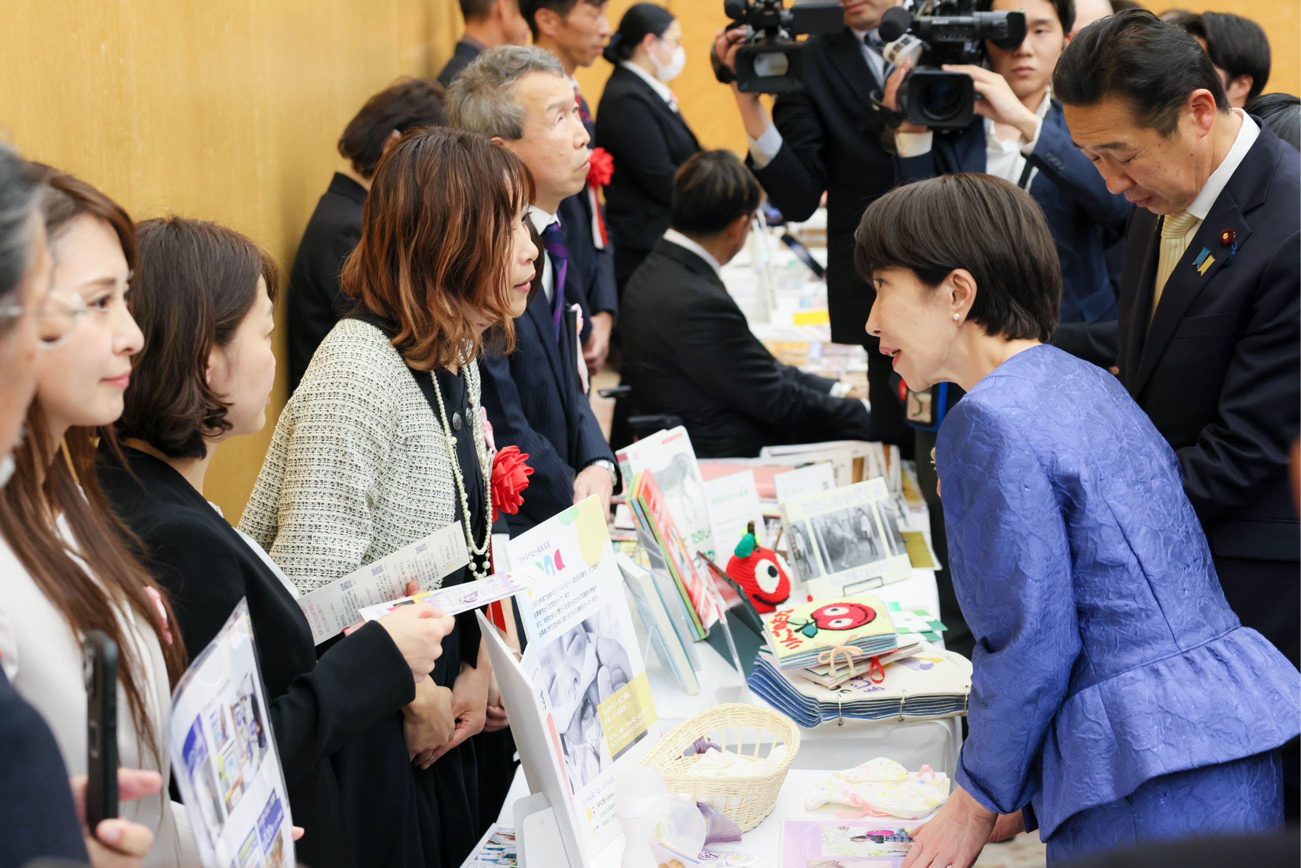 Prime Minister Takaichi receiving an explanation (11)
