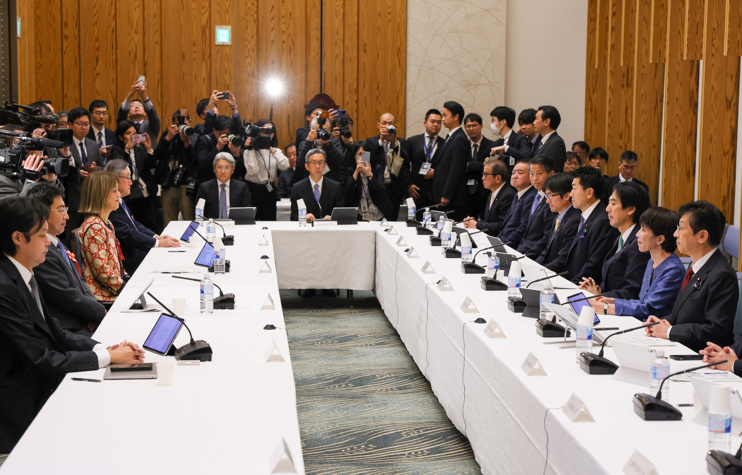 Prime Minister Takaichi wrapping up the meeting (2)