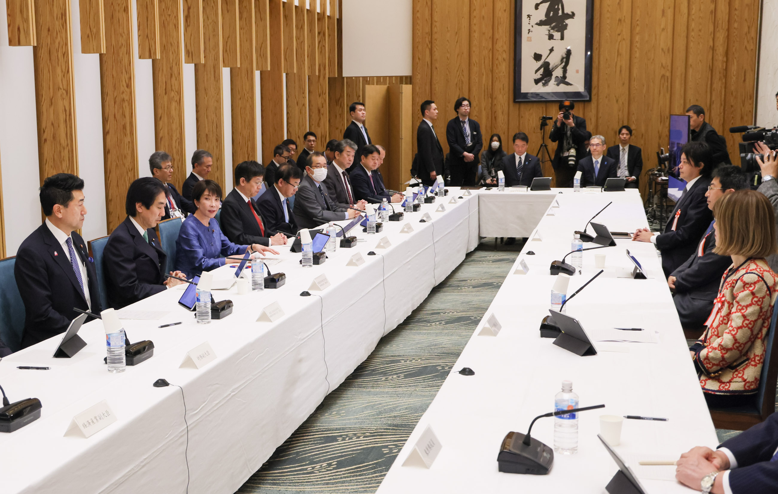 Prime Minister Takaichi wrapping up the meeting (4)