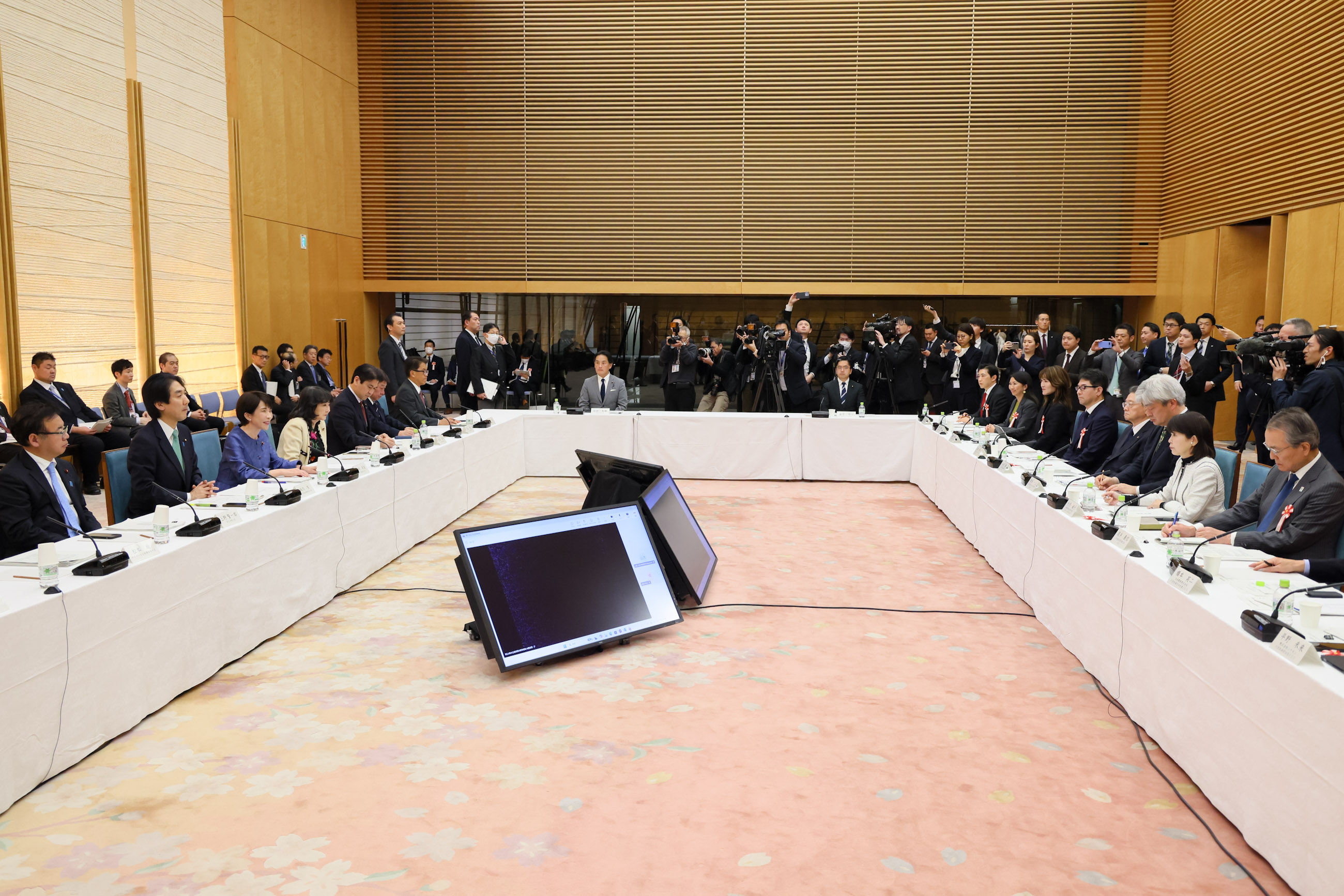 Prime Minister Takaichi wrapping up the meeting (2)
