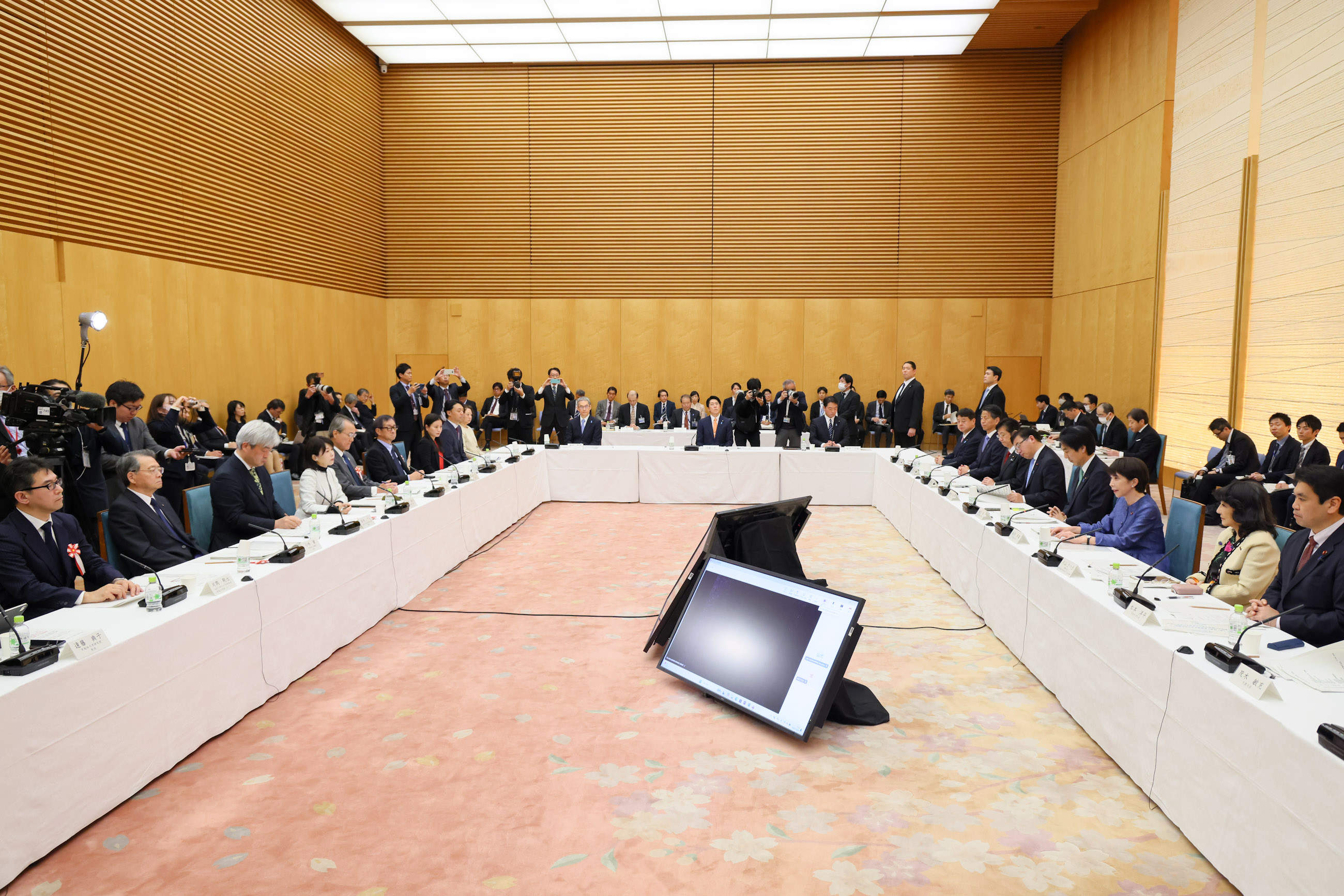 Prime Minister Takaichi wrapping up the meeting (3)