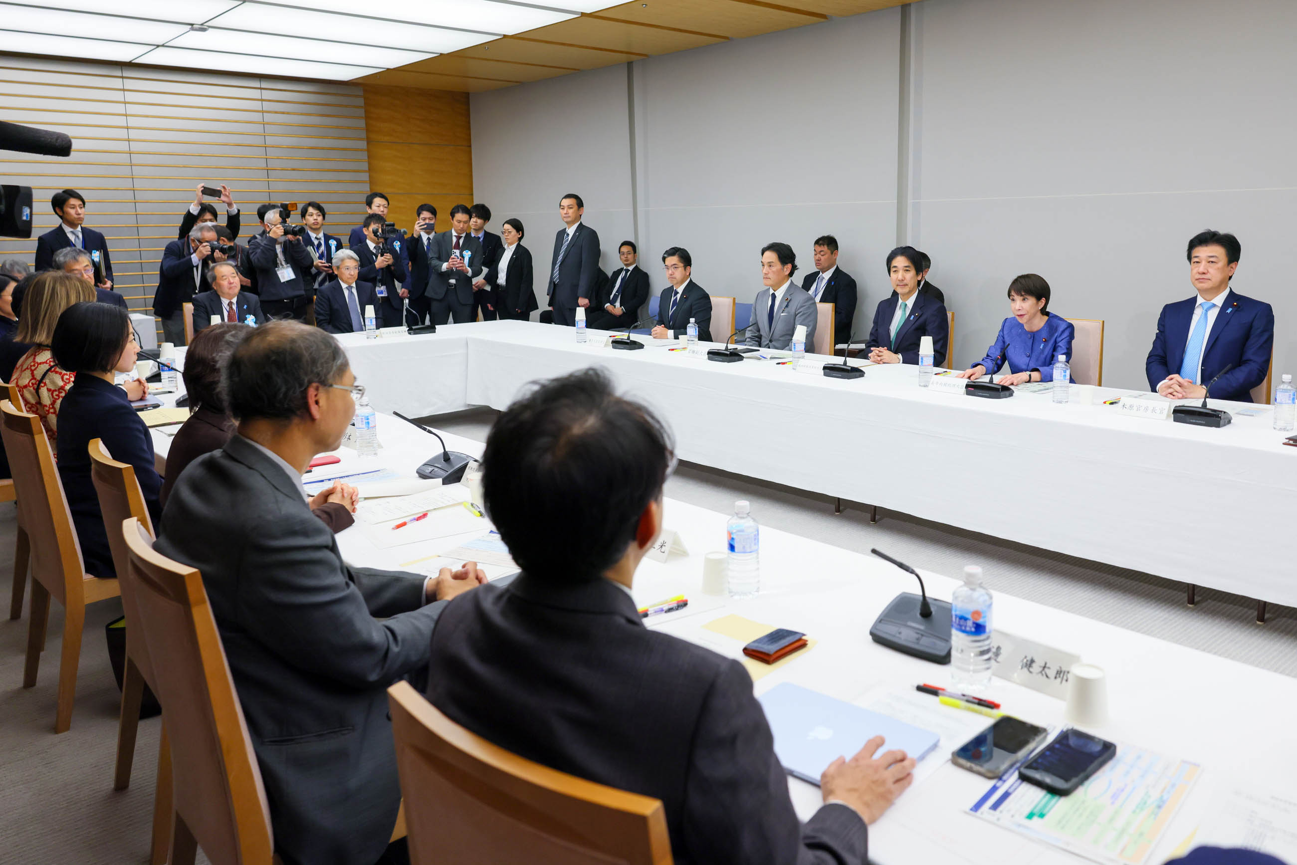 Prime Minister Takaichi wrapping up the meeting (3)