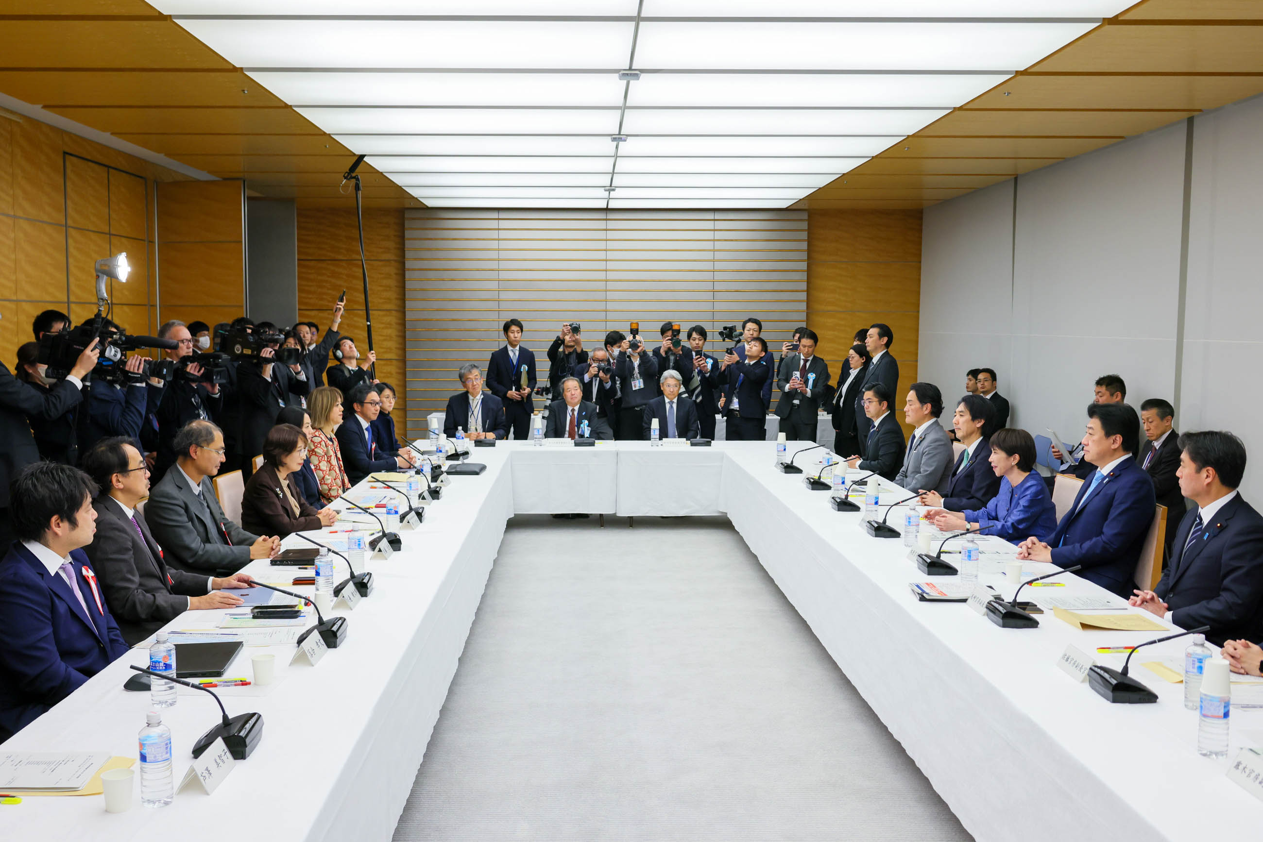 Prime Minister Takaichi wrapping up the meeting (4)